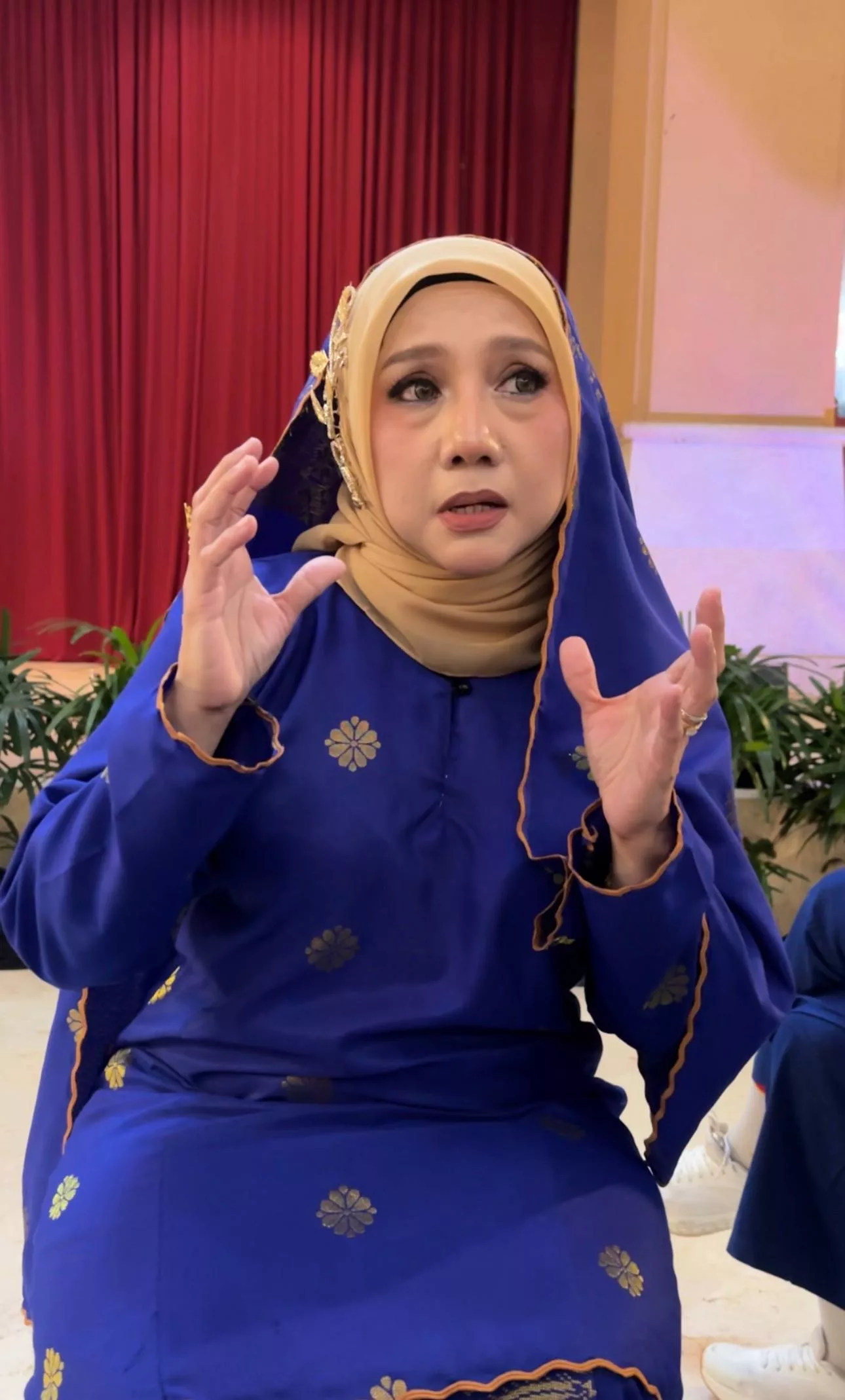 Noraniza Idris Sebak & Tahan Air Mata, Impian Sepentas Dengan Siti Jadi Kenyataan - “Yang Selalu Provok & Beri Persepsi Negatif, Ini Jawapannya.” 7 Noraniza Idris Sebak & Tahan Air Mata, Impian Sepentas Dengan Siti Jadi Kenyataan - “Yang Selalu Provok & Beri Persepsi Negatif, Ini Jawapannya.”