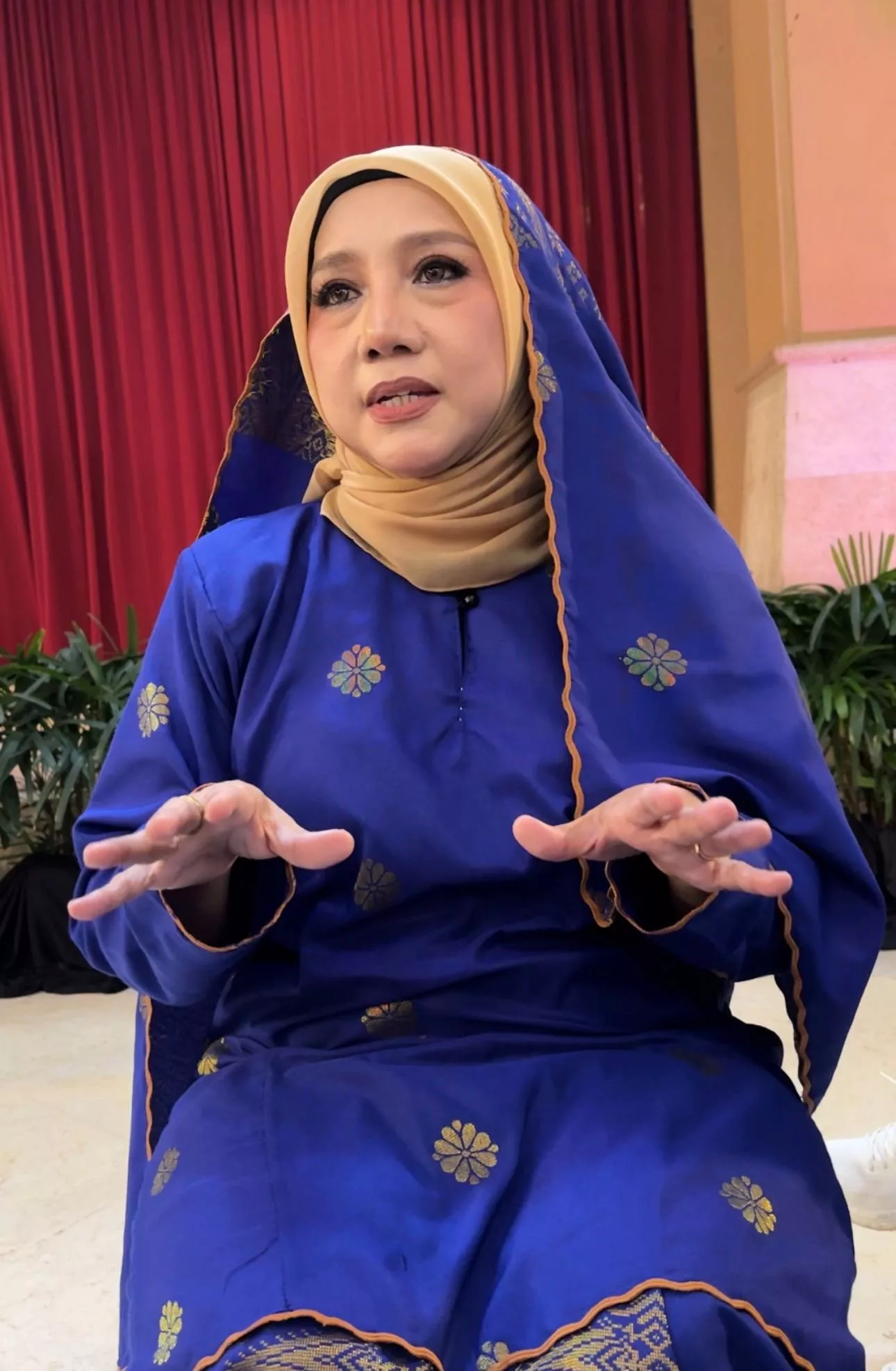 Noraniza Idris Akui Sukar Cari Komposer Puyai Jiwa Melayu Yang Kuat, Puji Cara Kerja Hafiz Hamidun - “Cara Kerjanya Sama Seperti Arwah Pak Ngah.” 7 Noraniza Idris Akui Sukar Cari Komposer Puyai Jiwa Melayu Yang Kuat, Puji Cara Kerja Hafiz Hamidun - “Cara Kerjanya Sama Seperti Arwah Pak Ngah.”