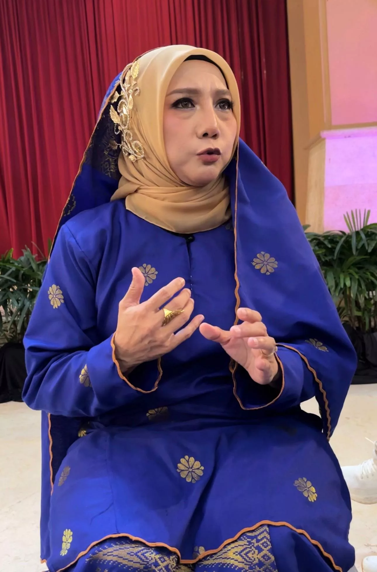 Noraniza Idris Akui Sukar Cari Komposer Puyai Jiwa Melayu Yang Kuat, Puji Cara Kerja Hafiz Hamidun - “Cara Kerjanya Sama Seperti Arwah Pak Ngah.” 5 Noraniza Idris Akui Sukar Cari Komposer Puyai Jiwa Melayu Yang Kuat, Puji Cara Kerja Hafiz Hamidun - “Cara Kerjanya Sama Seperti Arwah Pak Ngah.”