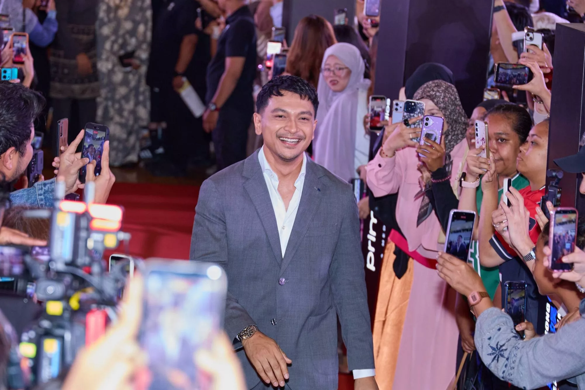 Shukri Yahaya Mohon Maaf Isu Foto Isyarat Kurang Sopan, Anggap Netizen Kini Bijak Menilai - “Saya Tertanya-Tanya, Kenapa Kena Libatkan Isteri? 9 Shukri Yahaya Mohon Maaf Isu Foto Isyarat Kurang Sopan, Anggap Netizen Kini Bijak Menilai - “Saya Tertanya-Tanya, Kenapa Kena Libatkan Isteri?