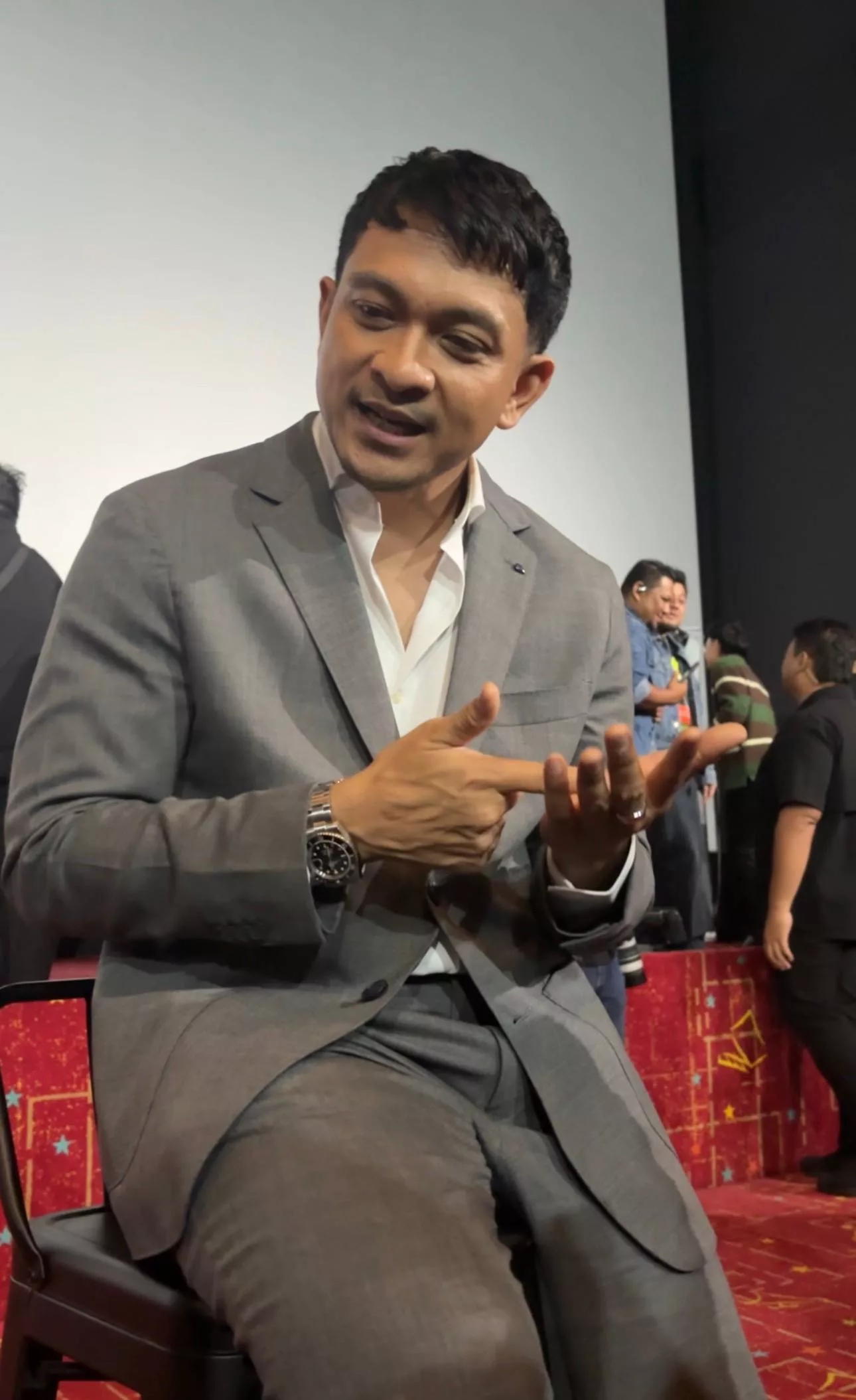 Shukri Yahaya Mohon Maaf Isu Foto Isyarat Kurang Sopan, Anggap Netizen Kini Bijak Menilai - “Saya Tertanya-Tanya, Kenapa Kena Libatkan Isteri? 8 Shukri Yahaya Mohon Maaf Isu Foto Isyarat Kurang Sopan, Anggap Netizen Kini Bijak Menilai - “Saya Tertanya-Tanya, Kenapa Kena Libatkan Isteri?