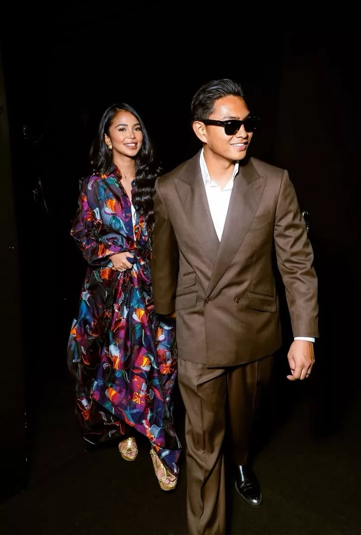 “Mohon Maaf Jika Ada Sebarang Kekurangan…,” - Hussain Buat ‘Catwalk’ Di KLFW 2026, Emran Puji Gaya Model Yang ‘Natural’ 18 “Mohon Maaf Jika Ada Sebarang Kekurangan…,” - Hussain Buat ‘Catwalk’ Di KLFW 2026, Emran Puji Gaya Model Yang ‘Natural’