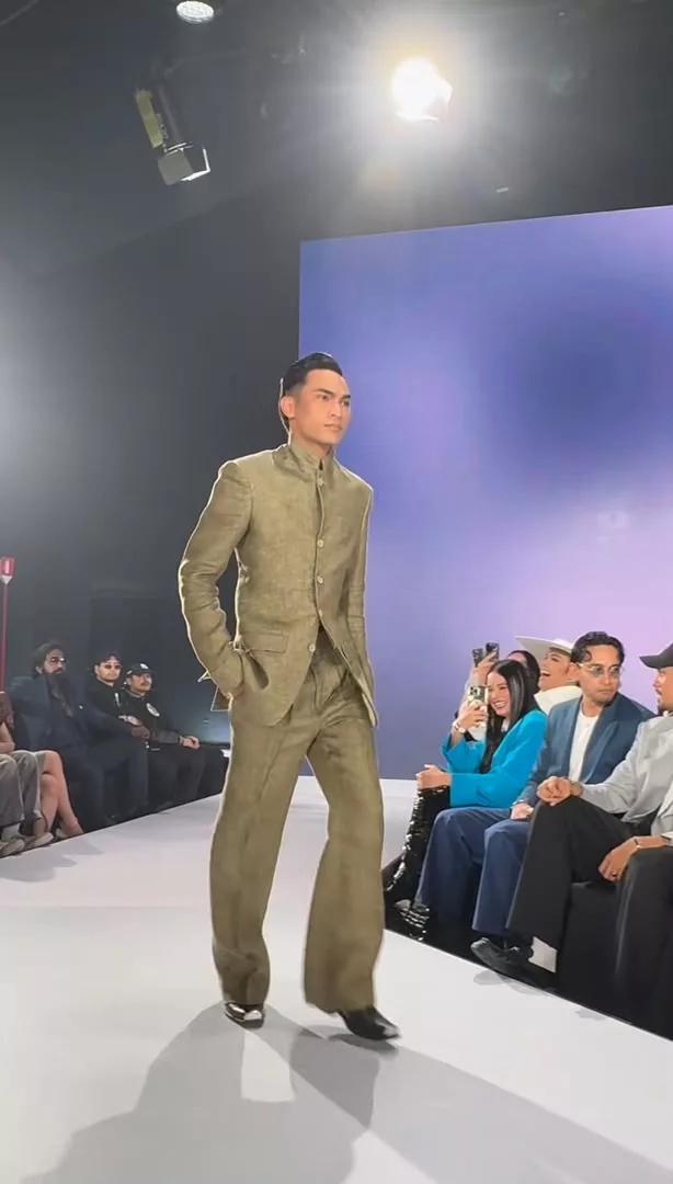 “Mohon Maaf Jika Ada Sebarang Kekurangan…,” - Hussain Buat ‘Catwalk’ Di KLFW 2026, Emran Puji Gaya Model Yang ‘Natural’ 12 “Mohon Maaf Jika Ada Sebarang Kekurangan…,” - Hussain Buat ‘Catwalk’ Di KLFW 2026, Emran Puji Gaya Model Yang ‘Natural’