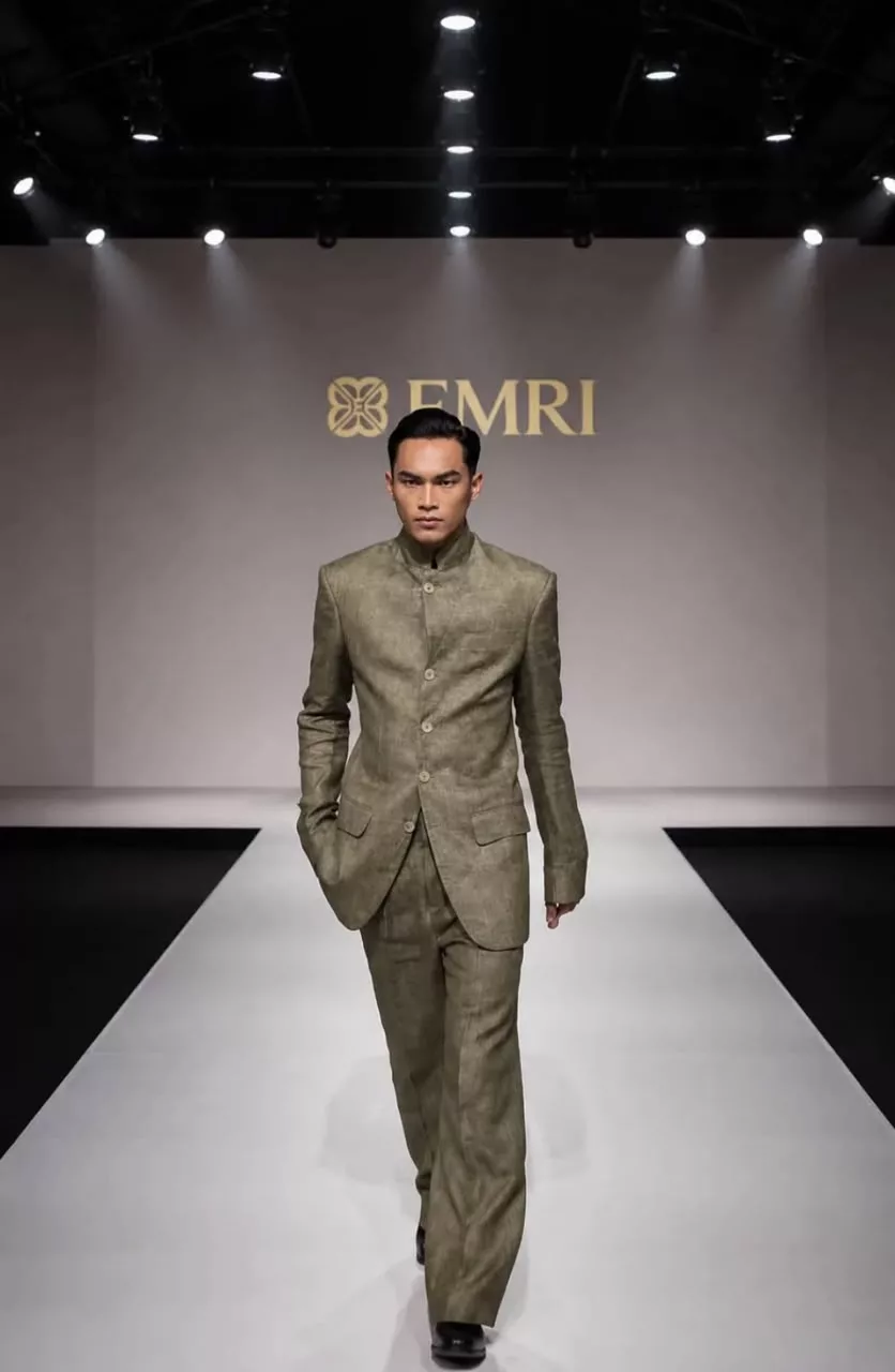 “Mohon Maaf Jika Ada Sebarang Kekurangan…,” - Hussain Buat ‘Catwalk’ Di KLFW 2026, Emran Puji Gaya Model Yang ‘Natural’ 13 “Mohon Maaf Jika Ada Sebarang Kekurangan…,” - Hussain Buat ‘Catwalk’ Di KLFW 2026, Emran Puji Gaya Model Yang ‘Natural’