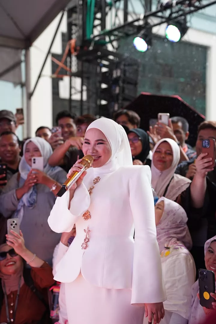 Aina Abdul Fokus Kualiti Persembahan Di AJL40, Percaya Rezeki & Hargai Harapan Peminat - “Janganlah Hentam, ‘Curhat’ Lebih-Lebih Dekat Threads…”