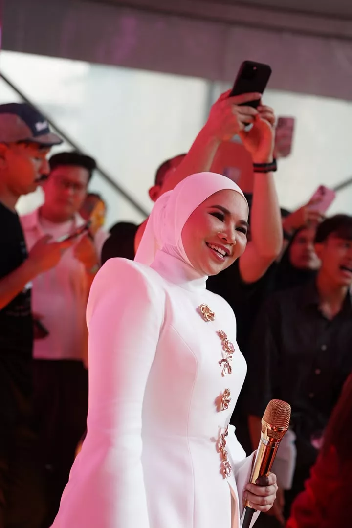 Aina Abdul Fokus Kualiti Persembahan Di AJL40, Percaya Rezeki & Hargai Harapan Peminat - “Janganlah Hentam, ‘Curhat’ Lebih-Lebih Dekat Threads…”