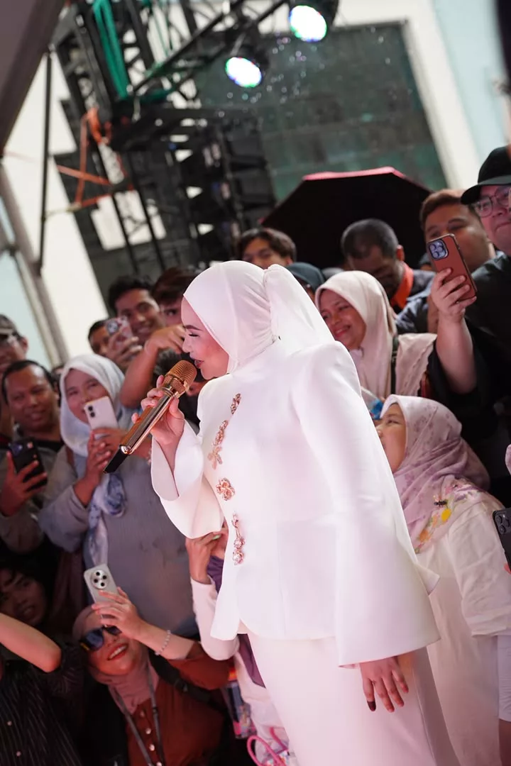 Aina Abdul Fokus Kualiti Persembahan Di AJL40, Percaya Rezeki & Hargai Harapan Peminat - “Janganlah Hentam, ‘Curhat’ Lebih-Lebih Dekat Threads…”