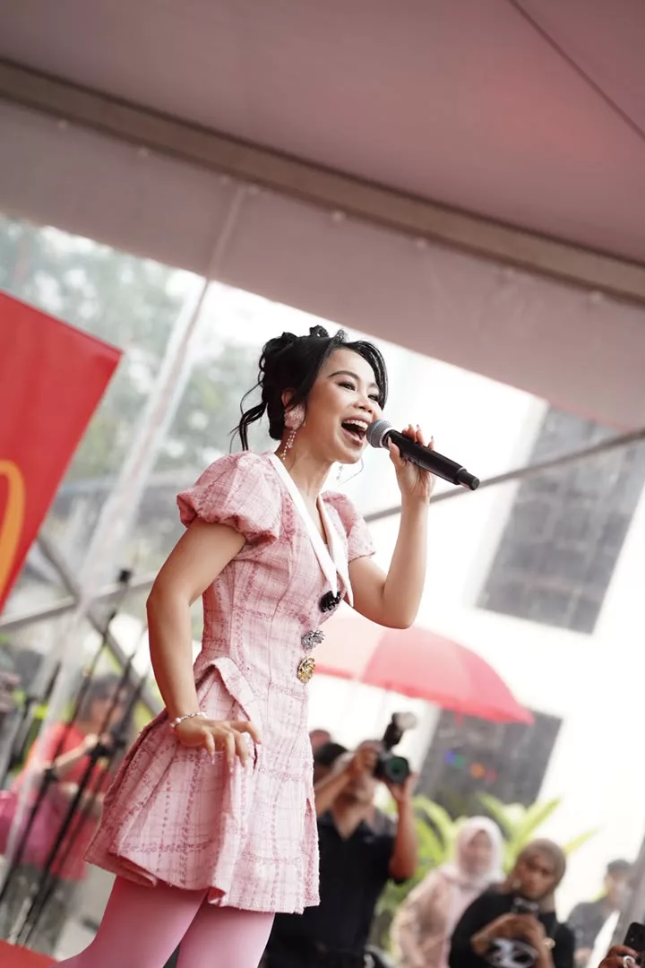 Wani Kayrie Guna Mikrofon Pertama Dibeli Sejak 2019 Ke AJL40 - “Perkara Ini Mungkin Kecil, Namun Bagi Saya Sesuatu Yang Sangat Besar…”