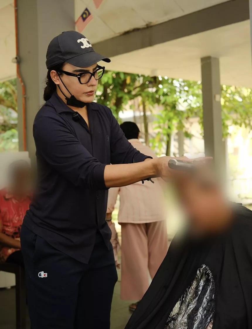 Pempengaruh Diva M Santuni & Potong Rambut Percuma Warga Emas, Sebak Teringat Arwah Ayah - “Allah Beri Saya Peluang Yang Sangat Besar.”