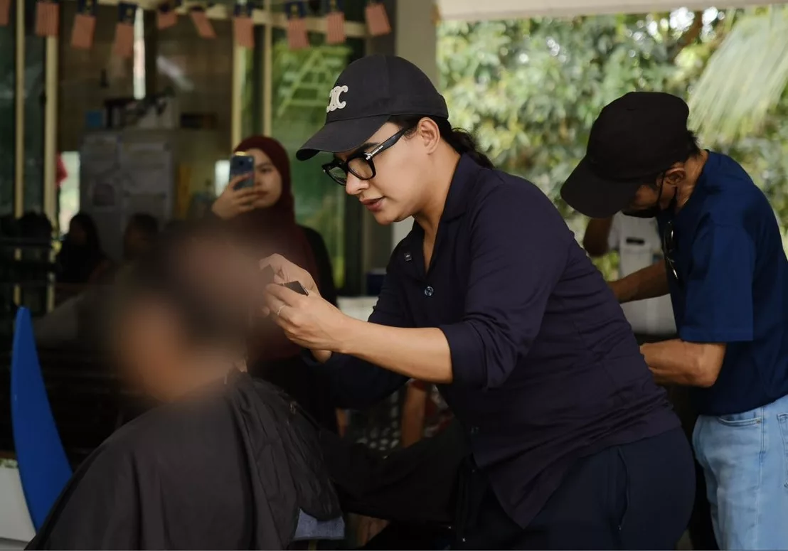 Pempengaruh Diva M Santuni & Potong Rambut Percuma Warga Emas, Sebak Teringat Arwah Ayah - “Allah Beri Saya Peluang Yang Sangat Besar.”