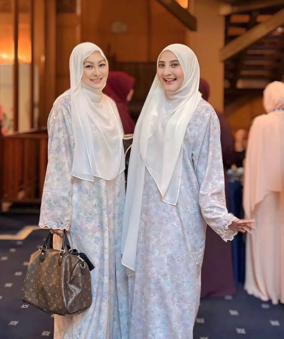“30 Tahun Jaga Persahabatan…,” - Azza Elite Tak Suka Campuri Urusan Peribadi Kawan Baik, Beri Sokongan Moral & Enggan Tambah Tekanan… Abby Abadi Turut Komen 3 “30 Tahun Jaga Persahabatan…,” - Azza Elite Tak Suka Campuri Urusan Peribadi Kawan Baik, Beri Sokongan Moral & Enggan Tambah Tekanan… Abby Abadi Turut Komen