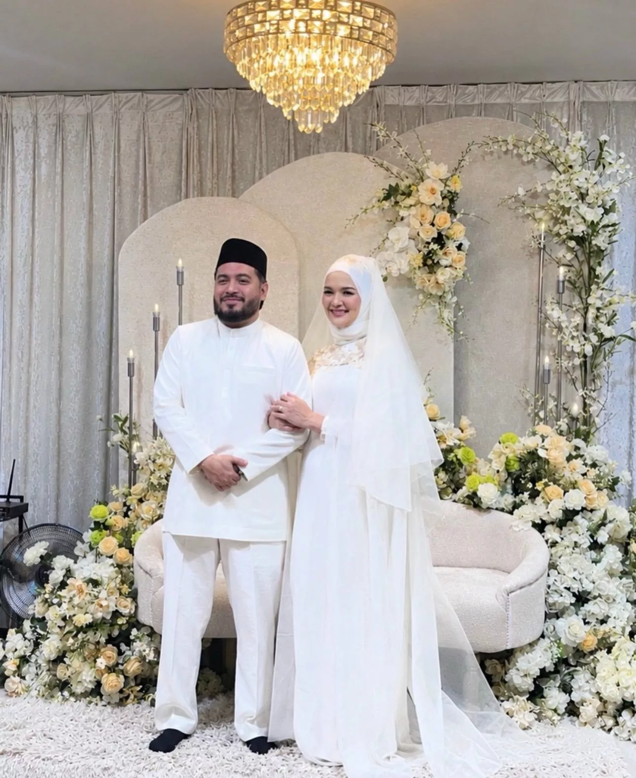“Sekali Lafaz, Zahnita Wilson Sah Bergelar Isteri Kepada Farouk Osman Yunus… Anggun Dalam Persalinan Serba Putih 5 “Sekali Lafaz, Zahnita Wilson Sah Bergelar Isteri Kepada Farouk Osman Yunus… Anggun Dalam Persalinan Serba Putih