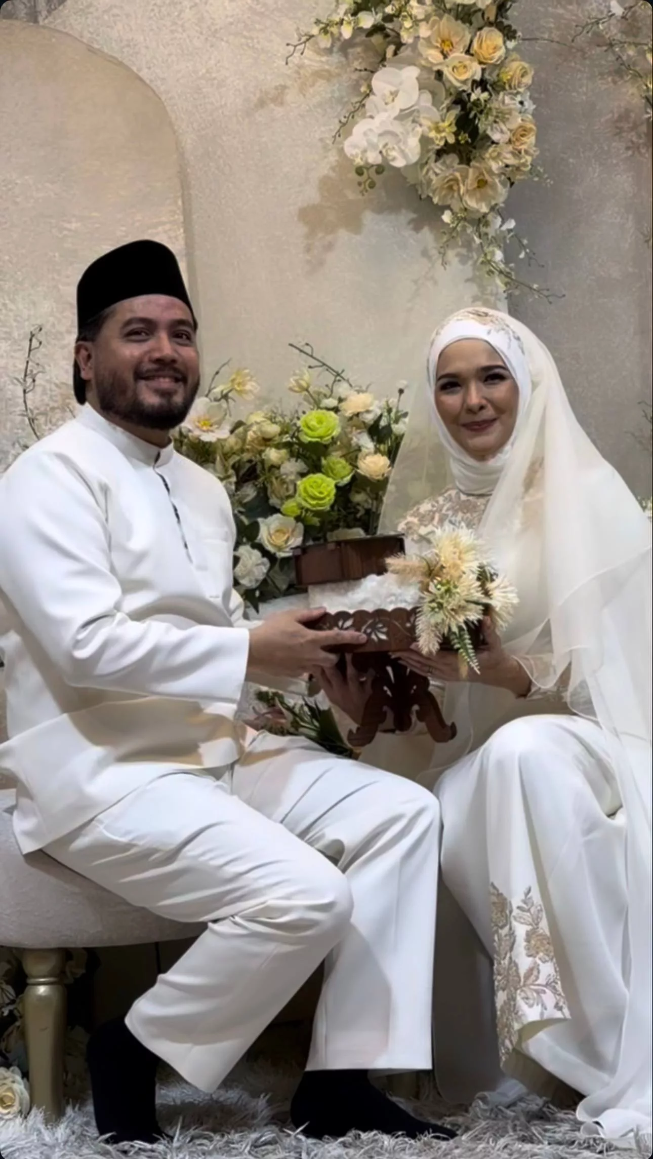 “Sekali Lafaz, Zahnita Wilson Sah Bergelar Isteri Kepada Farouk Osman Yunus… Anggun Dalam Persalinan Serba Putih 3 “Sekali Lafaz, Zahnita Wilson Sah Bergelar Isteri Kepada Farouk Osman Yunus… Anggun Dalam Persalinan Serba Putih