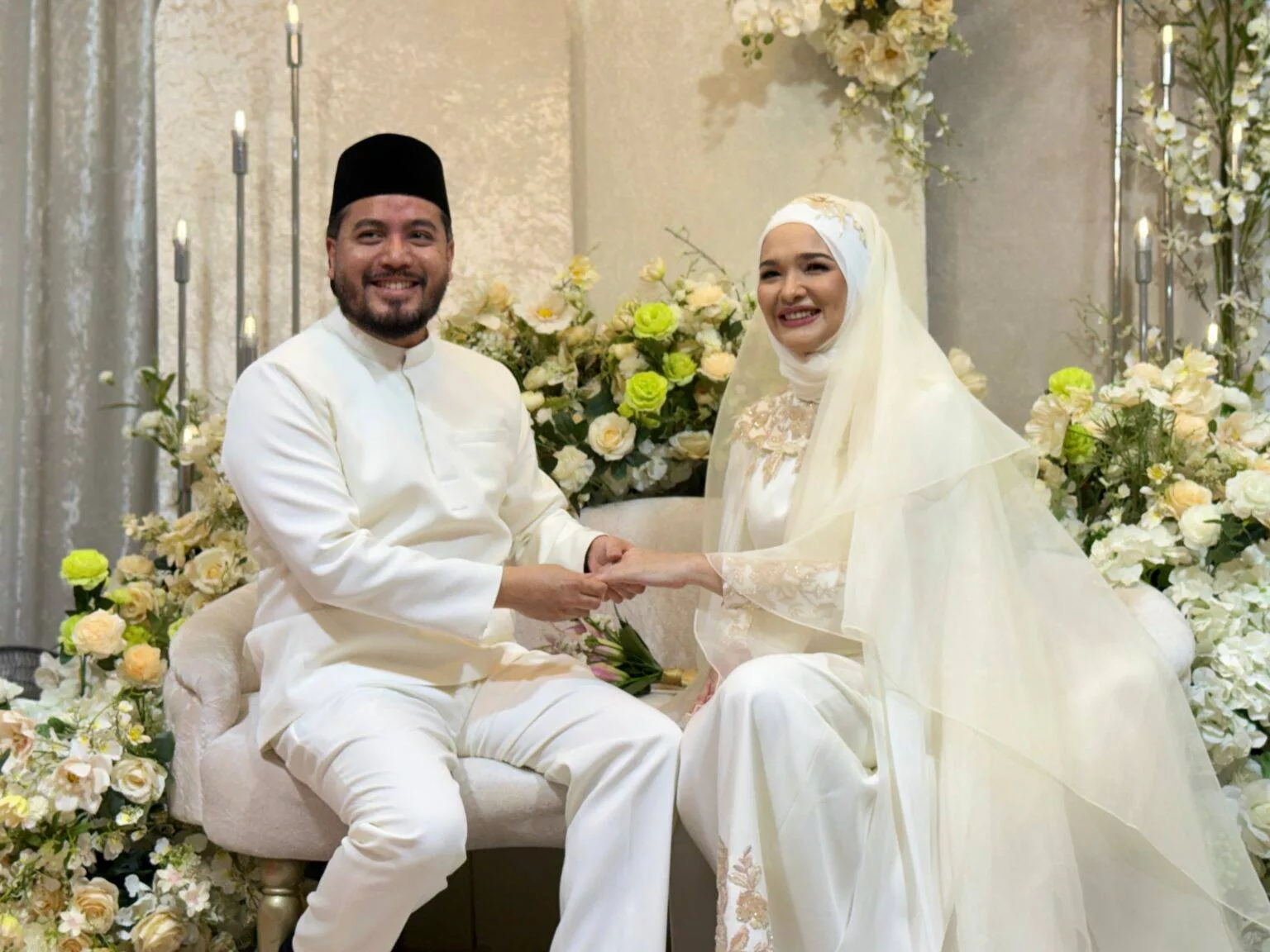 “Sekali Lafaz, Zahnita Wilson Sah Bergelar Isteri Kepada Farouk Osman Yunus… Anggun Dalam Persalinan Serba Putih 2 “Sekali Lafaz, Zahnita Wilson Sah Bergelar Isteri Kepada Farouk Osman Yunus… Anggun Dalam Persalinan Serba Putih