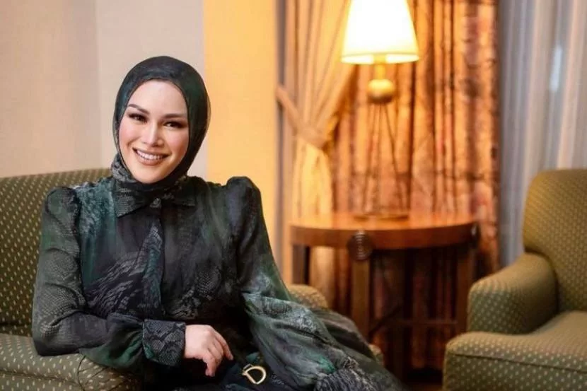 Zizie Izette Jawab Dakwaan Cepat ‘Move On’, Berani & Kuat Teruskan Kehidupan - “Melihat Saya Tersenyum Bukan Bermakna Sudah Berhenti Berduka.”