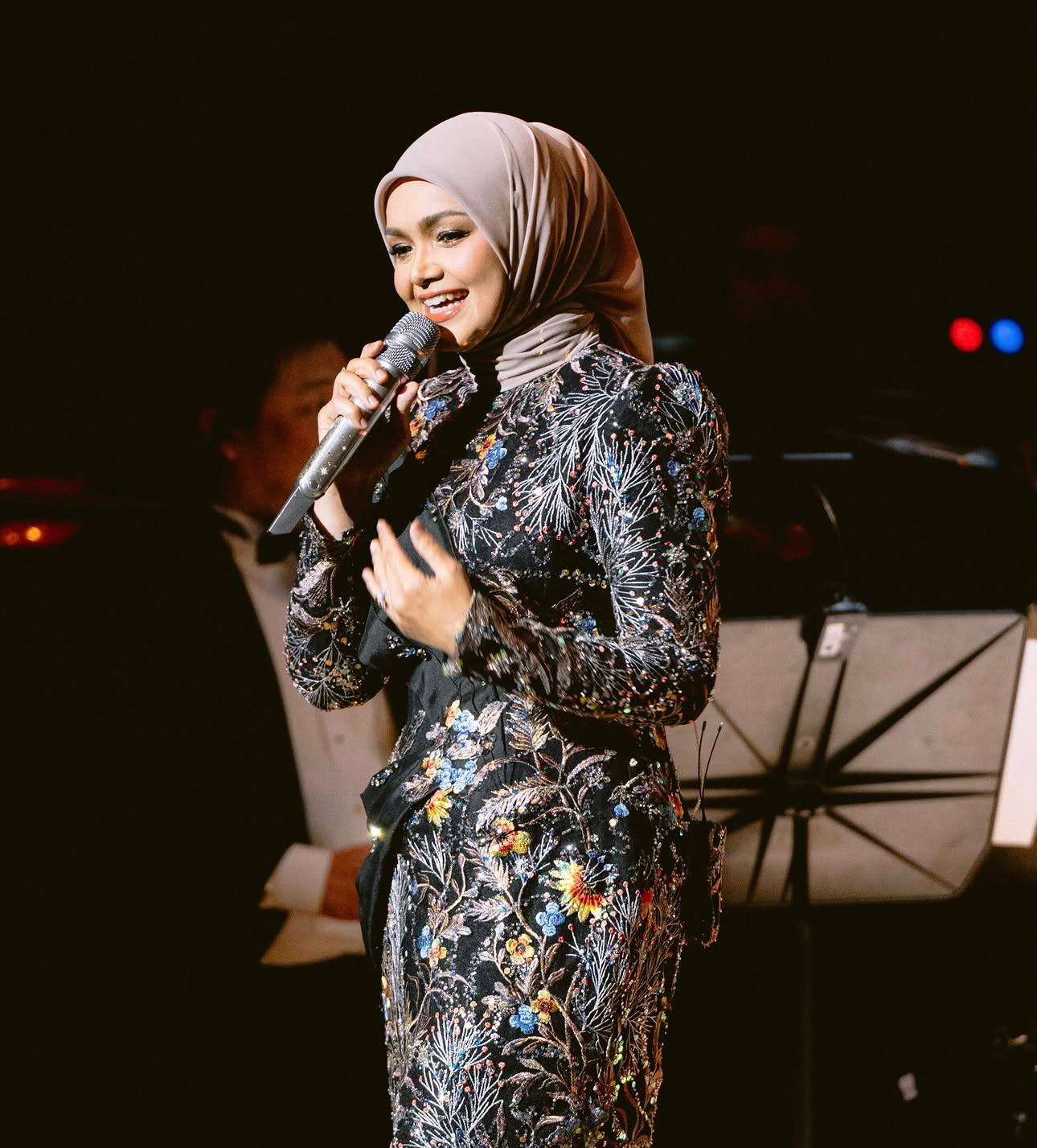 AIM25: Awal Ashaari, Scha Alyahya & Sheera Abang Mansur Bakal Jadi Hos, Penampilan Siti Nurhaliza, Hujan & Fajar Noor Hangatkan Sambutan Jubli Perak
