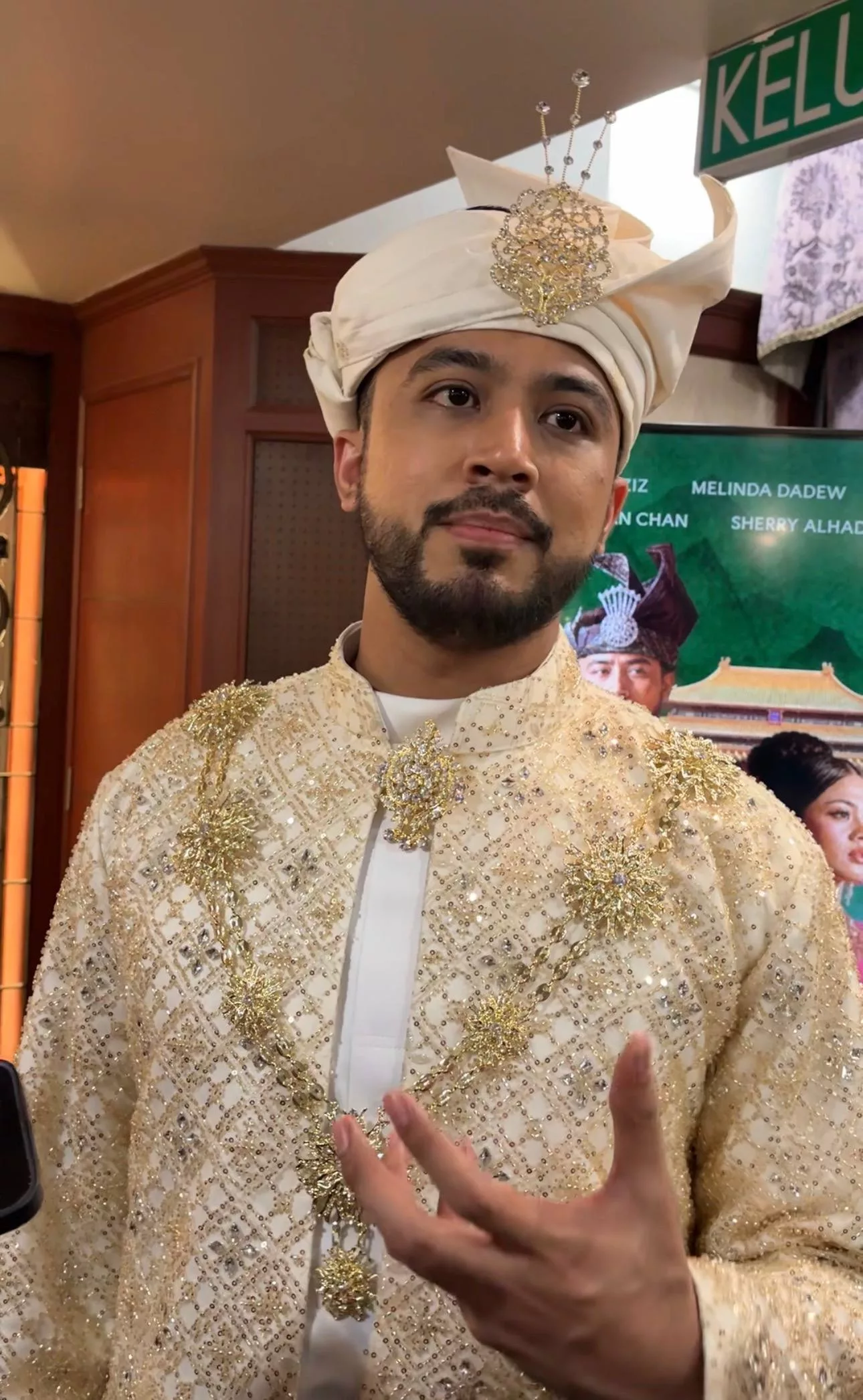 “Banyak Cabaran Yang Harus Saya Hadapi,” - Aliff Aziz Akui Gemuruh Atas Pentas Teater, Ekspektasi Tinggi M. Nasir Jadi Motivasi 3 “Banyak Cabaran Yang Harus Saya Hadapi,” - Aliff Aziz Akui Gemuruh Atas Pentas Teater, Ekspektasi Tinggi M. Nasir Jadi Motivasi