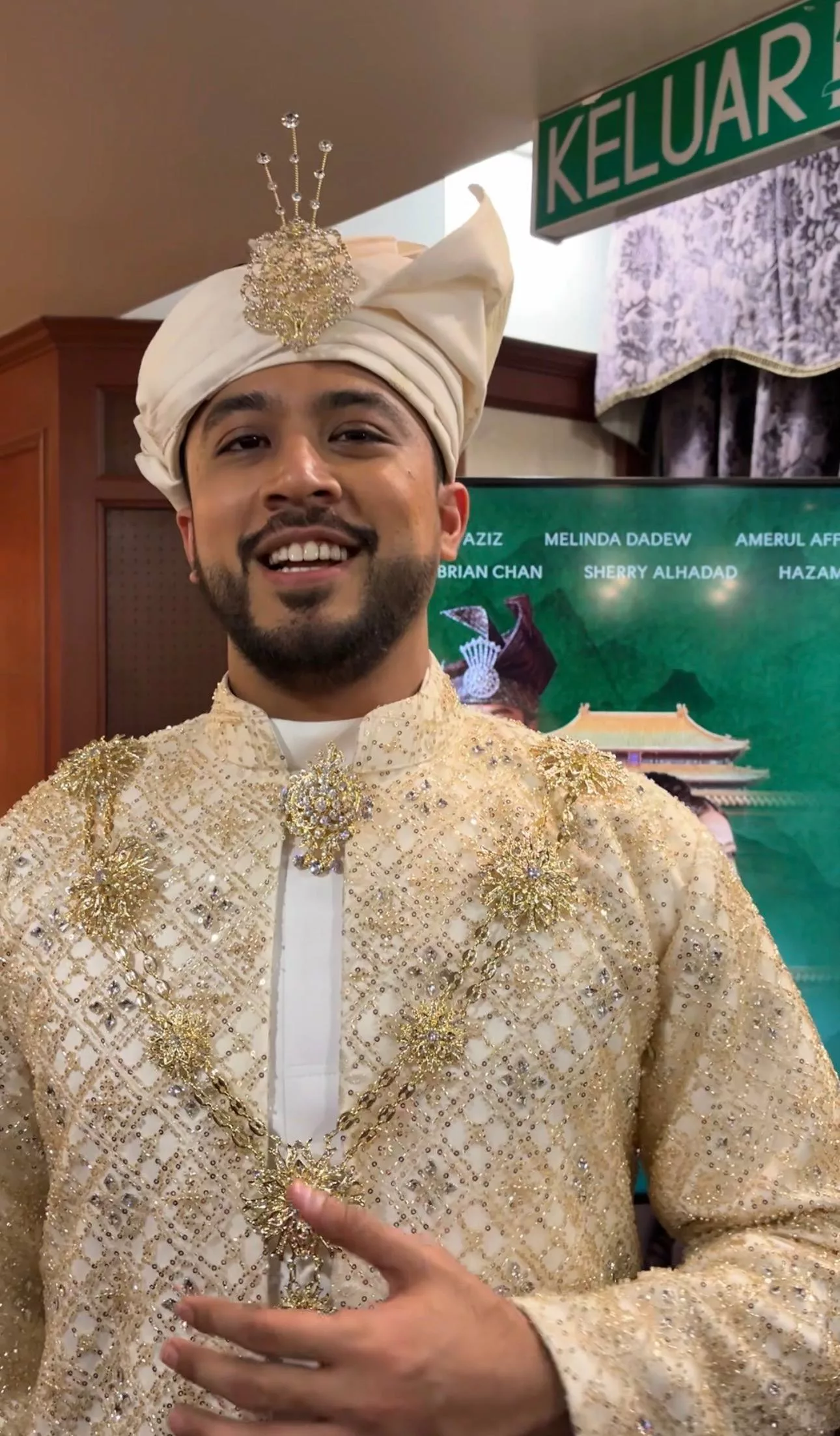 “Banyak Cabaran Yang Harus Saya Hadapi,” - Aliff Aziz Akui Gemuruh Atas Pentas Teater, Ekspektasi Tinggi M. Nasir Jadi Motivasi 5 “Banyak Cabaran Yang Harus Saya Hadapi,” - Aliff Aziz Akui Gemuruh Atas Pentas Teater, Ekspektasi Tinggi M. Nasir Jadi Motivasi