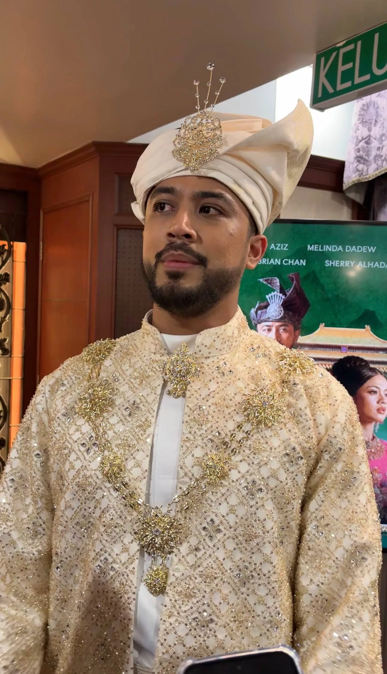 “Banyak Cabaran Yang Harus Saya Hadapi,” - Aliff Aziz Akui Gemuruh Atas Pentas Teater, Ekspektasi Tinggi M. Nasir Jadi Motivasi 4 “Banyak Cabaran Yang Harus Saya Hadapi,” - Aliff Aziz Akui Gemuruh Atas Pentas Teater, Ekspektasi Tinggi M. Nasir Jadi Motivasi