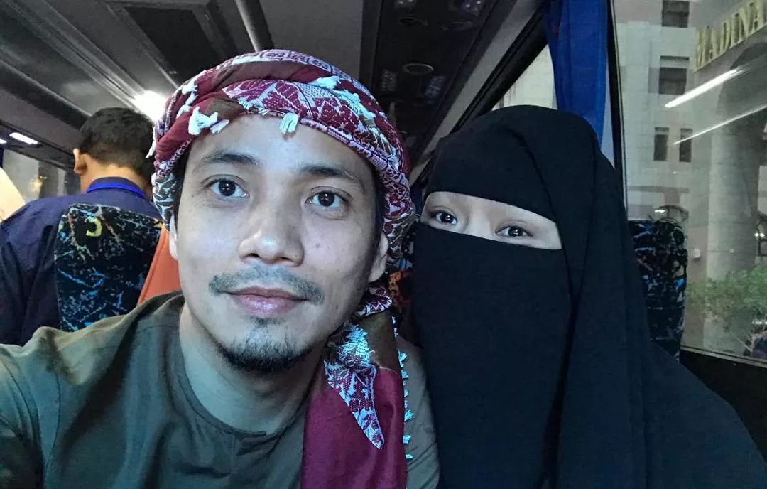 “Sampai Ke Hujung Usia Insya-Allah, Tangan Ini Tetap Untuk Awak,” - 23 Tahun Harungi Susah Senang, Mark Adam Anggap Isteri Hadiah Terbesar DaripadaNya 13 “Sampai Ke Hujung Usia Insya-Allah, Tangan Ini Tetap Untuk Awak,” - 23 Tahun Harungi Susah Senang, Mark Adam Anggap Isteri Hadiah Terbesar DaripadaNya