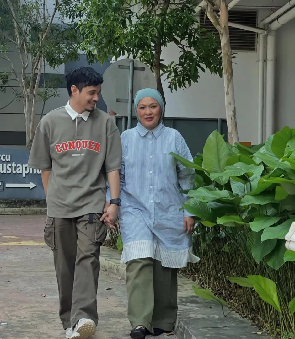 “Sampai Ke Hujung Usia Insya-Allah, Tangan Ini Tetap Untuk Awak,” - 23 Tahun Harungi Susah Senang, Mark Adam Anggap Isteri Hadiah Terbesar DaripadaNya 9 “Sampai Ke Hujung Usia Insya-Allah, Tangan Ini Tetap Untuk Awak,” - 23 Tahun Harungi Susah Senang, Mark Adam Anggap Isteri Hadiah Terbesar DaripadaNya
