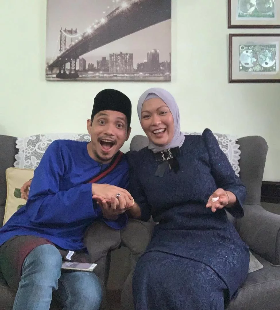 “Sampai Ke Hujung Usia Insya-Allah, Tangan Ini Tetap Untuk Awak,” - 23 Tahun Harungi Susah Senang, Mark Adam Anggap Isteri Hadiah Terbesar DaripadaNya 11 “Sampai Ke Hujung Usia Insya-Allah, Tangan Ini Tetap Untuk Awak,” - 23 Tahun Harungi Susah Senang, Mark Adam Anggap Isteri Hadiah Terbesar DaripadaNya
