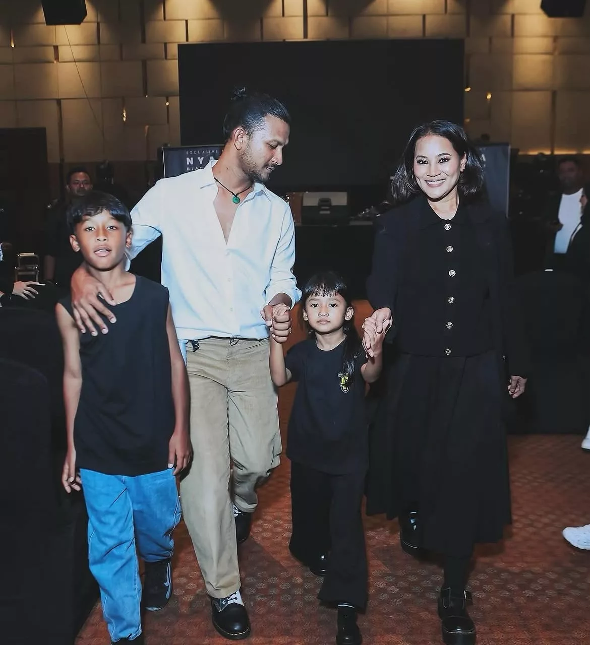 “Orang Nampak Kita Senang, Tapi Hanya Kita Dua Tahu Macam Mana ‘Struggle’…,” - Black Titip Ucapan Istimewa Buat Isteri, 14 Tahun Sehidup Semati 5 “Orang Nampak Kita Senang, Tapi Hanya Kita Dua Tahu Macam Mana ‘Struggle’…,” - Black Titip Ucapan Istimewa Buat Isteri, 14 Tahun Sehidup Semati