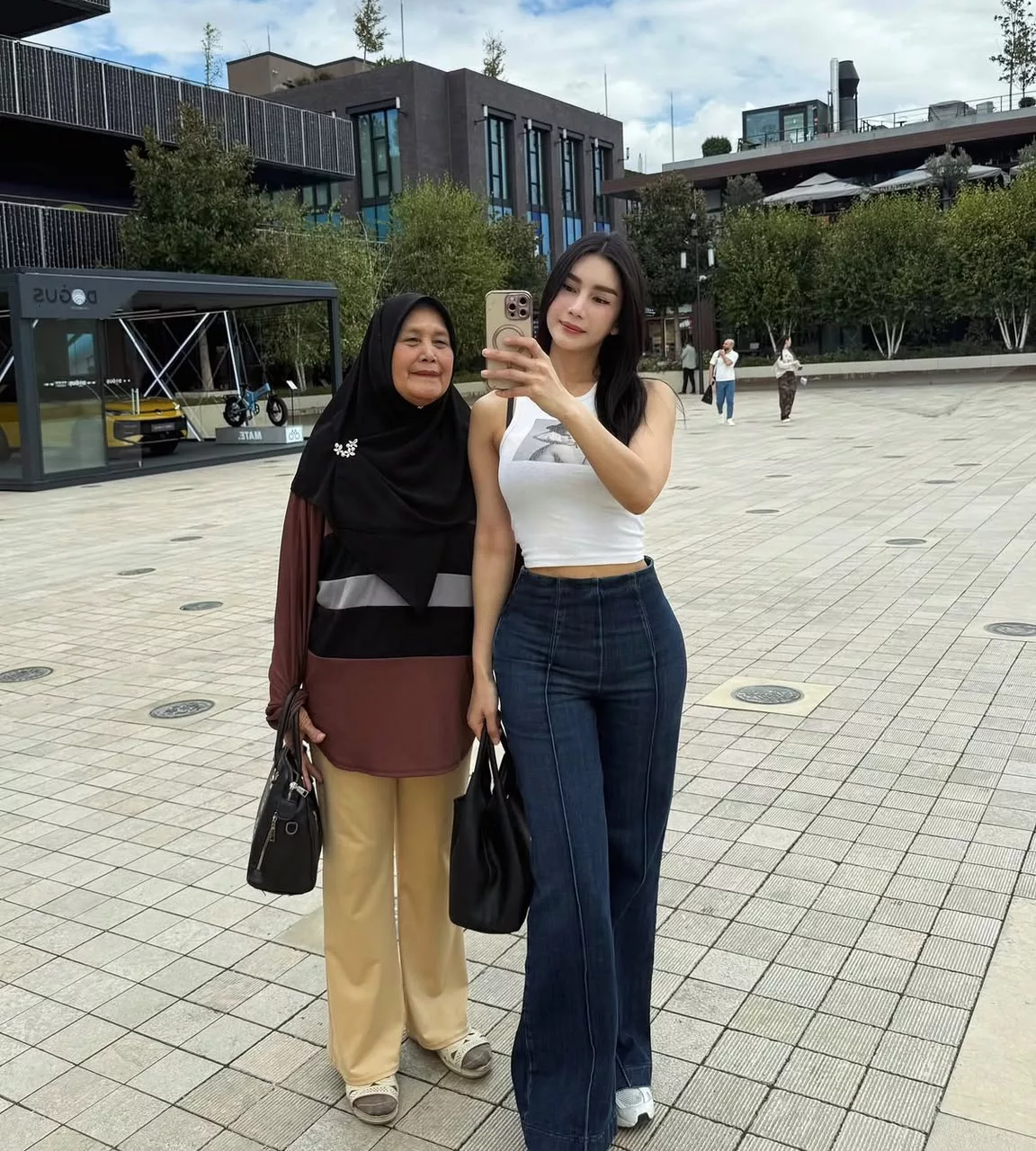 2 Minggu Bersama Ibu Berakhir, Sajat Kamaruzzaman Tidak Dapat Tahan Air Mata - “Sedih Sangat Sebab Selepas Ini Akan Rindukan Mak Lagi.”