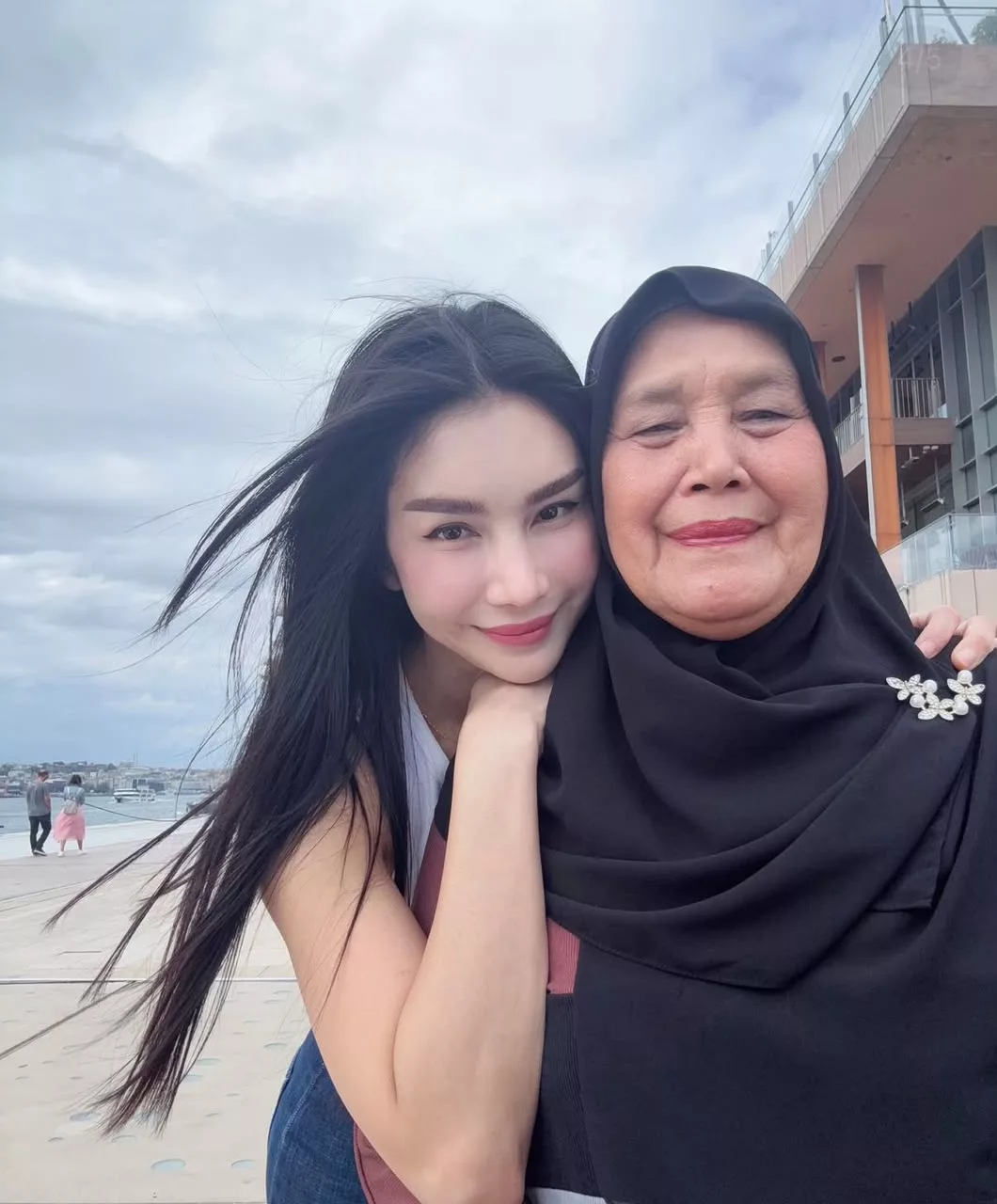 2 Minggu Bersama Ibu Berakhir, Sajat Kamaruzzaman Tidak Dapat Tahan Air Mata - “Sedih Sangat Sebab Selepas Ini Akan Rindukan Mak Lagi.”