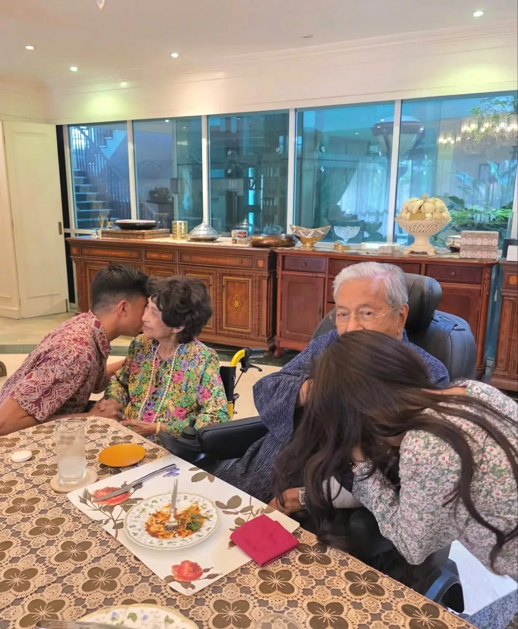 Bella Astillah Kongsi Momen Sayu, Sidang Media Kahwin Dengan Syed Saddiq Ditangguhkan Semalam - “Dia Benar-Benar Tidak Mampu…”
