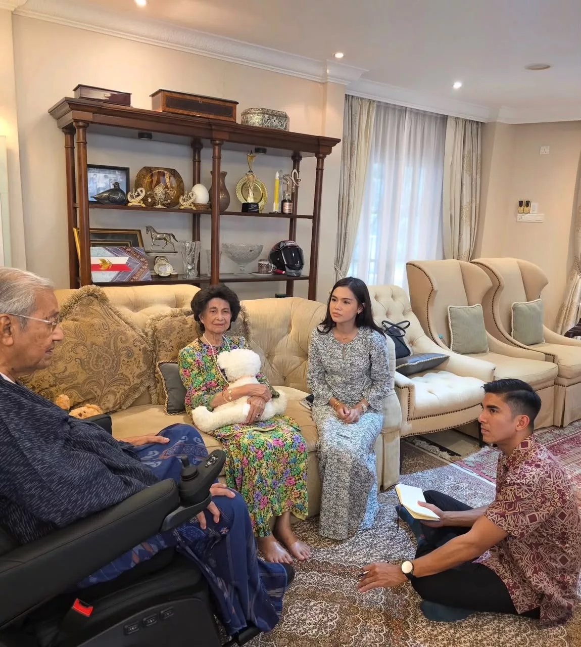 Bella Astillah Kongsi Momen Sayu, Sidang Media Kahwin Dengan Syed Saddiq Ditangguhkan Semalam - “Dia Benar-Benar Tidak Mampu…”