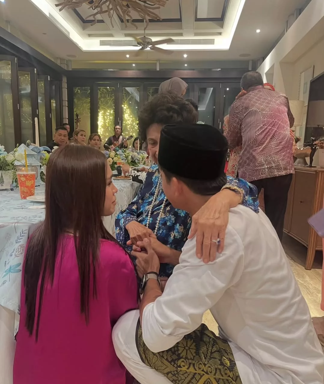 Bella Astillah Kongsi Momen Sayu, Sidang Media Kahwin Dengan Syed Saddiq Ditangguhkan Semalam - “Dia Benar-Benar Tidak Mampu…”