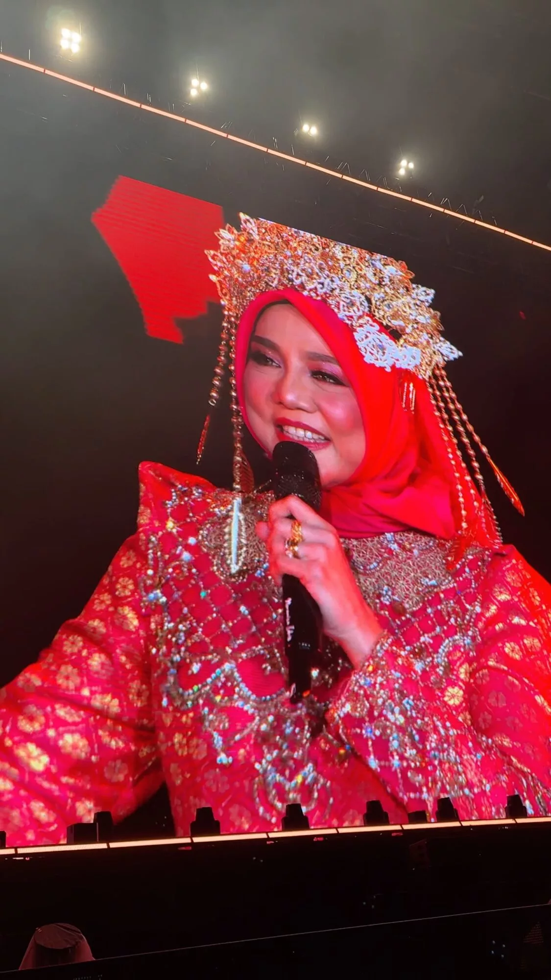 Siti Nurhaliza & Noraniza Idris Kembali Sepentas, Sempat Imbau Memori Atas Pentas Rebana Gergasi ‘SUKOM98’ - “Siti, Jangan Berhenti, Teruskan Legasi Irama Malaysia Kita.” 6 Siti Nurhaliza & Noraniza Idris Kembali Sepentas, Sempat Imbau Memori Atas Pentas Rebana Gergasi ‘SUKOM98’ - “Siti, Jangan Berhenti, Teruskan Legasi Irama Malaysia Kita.”
