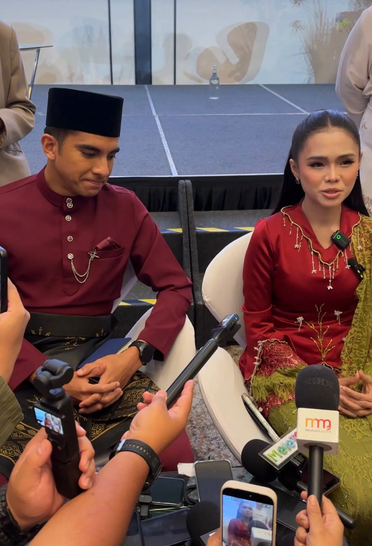 “Kami Tak Layak Dibandingkan Dengan Tun Mahathir & Allahyarhamah Tun Hasmah, 1% Pun Tak Sampai,” – Syed Saddiq 4 “Kami Tak Layak Dibandingkan Dengan Tun Mahathir & Allahyarhamah Tun Hasmah, 1% Pun Tak Sampai,” – Syed Saddiq
