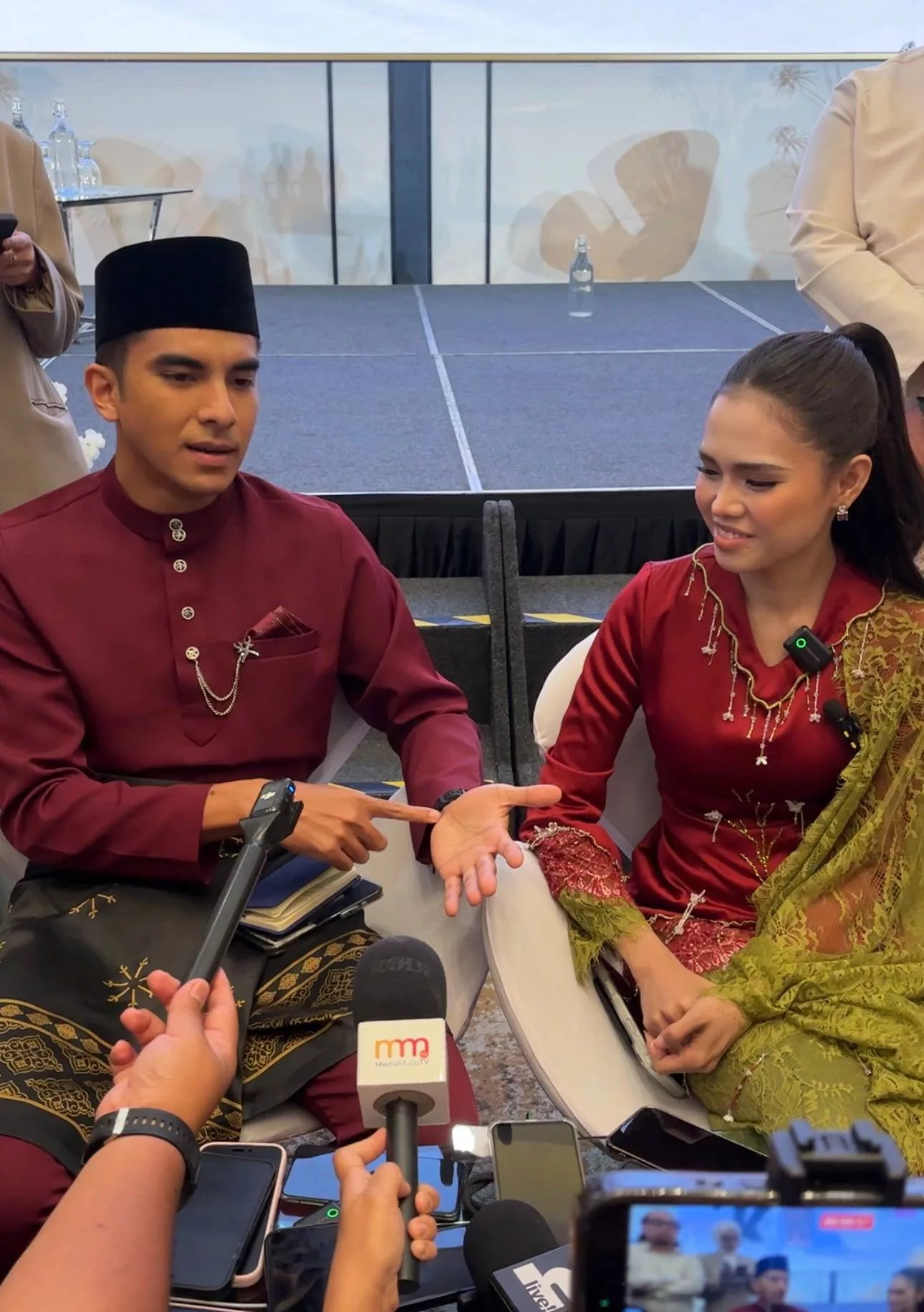 “Kami Tak Layak Dibandingkan Dengan Tun Mahathir & Allahyarhamah Tun Hasmah, 1% Pun Tak Sampai,” – Syed Saddiq 2 “Kami Tak Layak Dibandingkan Dengan Tun Mahathir & Allahyarhamah Tun Hasmah, 1% Pun Tak Sampai,” – Syed Saddiq