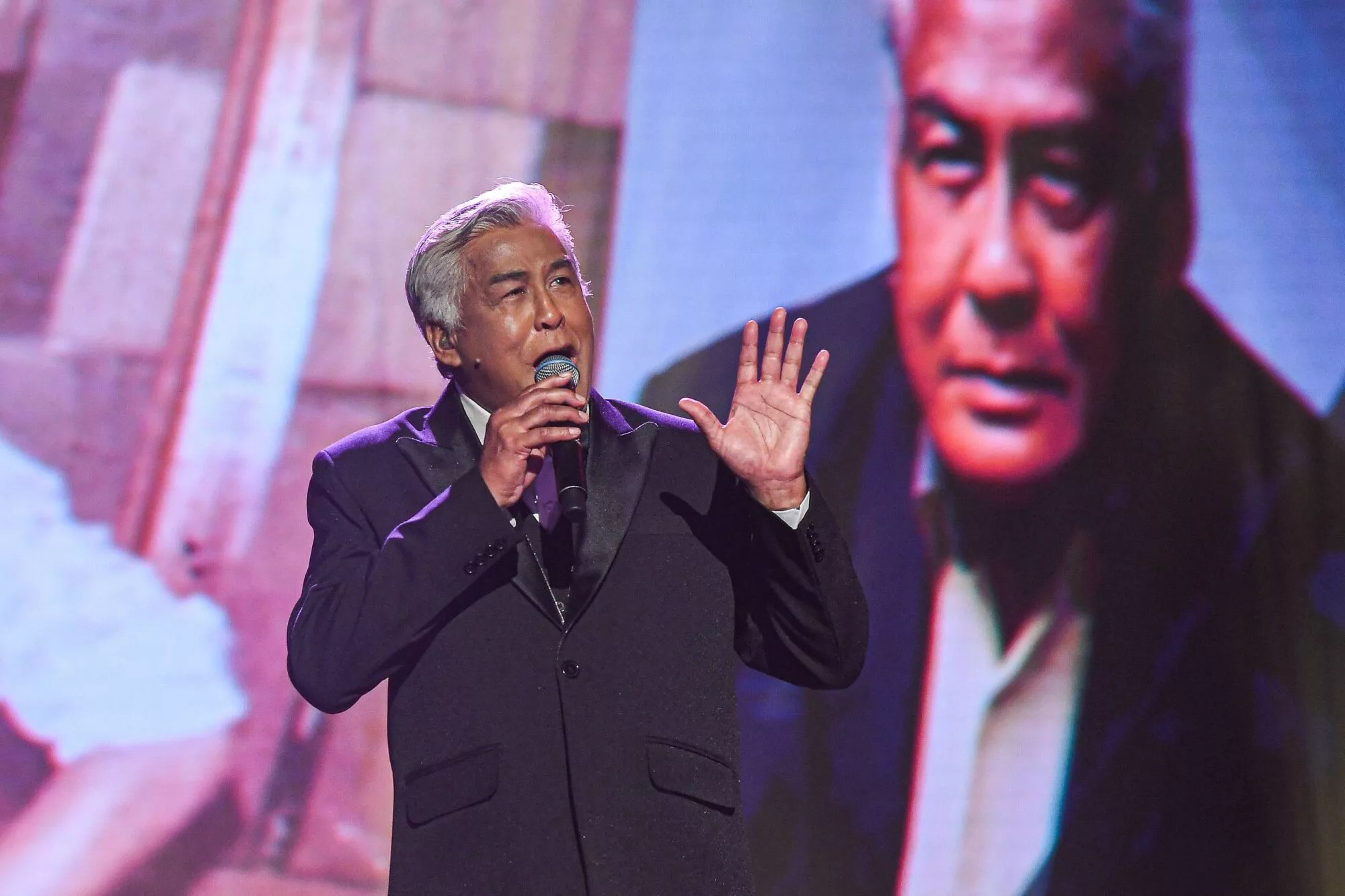 “Sejak Kecil, Berangan Untuk Jadi Penyanyi,” - Jalaluddin Hassan Tak Sangka Bergelar Juara KES Pada Usia 72 Tahun, Aura Yang Kuat Hadir Daripada Keikhlasan 4 “Sejak Kecil, Berangan Untuk Jadi Penyanyi,” - Jalaluddin Hassan Tak Sangka Bergelar Juara KES Pada Usia 72 Tahun, Aura Yang Kuat Hadir Daripada Keikhlasan