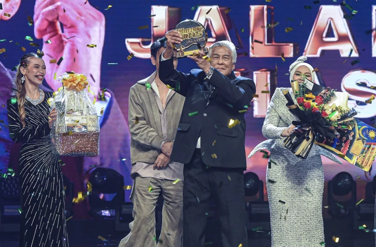 “Sejak Kecil, Berangan Untuk Jadi Penyanyi,” - Jalaluddin Hassan Tak Sangka Bergelar Juara KES Pada Usia 72 Tahun, Aura Yang Kuat Hadir Daripada Keikhlasan 3 “Sejak Kecil, Berangan Untuk Jadi Penyanyi,” - Jalaluddin Hassan Tak Sangka Bergelar Juara KES Pada Usia 72 Tahun, Aura Yang Kuat Hadir Daripada Keikhlasan