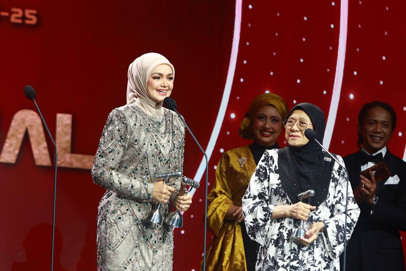 Siti Nurhaliza Kagumi Kehebatan Habsah Hassan, Sering Hasilkan Karya Dekat Dengan Jiwa - “Ketika Sampaikan Lagu Ini, Saya Berada Dalam Keadaan Sayu...” 6 Siti Nurhaliza Kagumi Kehebatan Habsah Hassan, Sering Hasilkan Karya Dekat Dengan Jiwa - “Ketika Sampaikan Lagu Ini, Saya Berada Dalam Keadaan Sayu...”