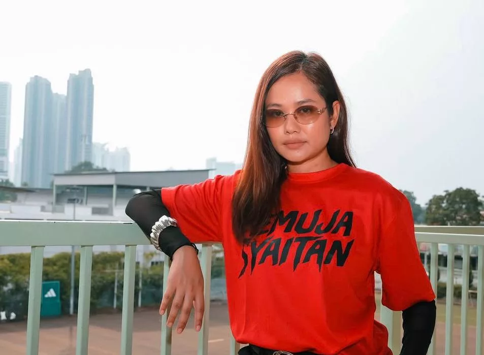 Liyana Jasmay Hanya Mahu Perkenal Tajuk Baharu Filem, Baju ‘Pemuja Syaitan’ Tiada Unsur Negatif - “Kiranya Marketing Kita Menjadi.” 6 Liyana Jasmay Hanya Mahu Perkenal Tajuk Baharu Filem, Baju ‘Pemuja Syaitan’ Tiada Unsur Negatif - “Kiranya Marketing Kita Menjadi.”