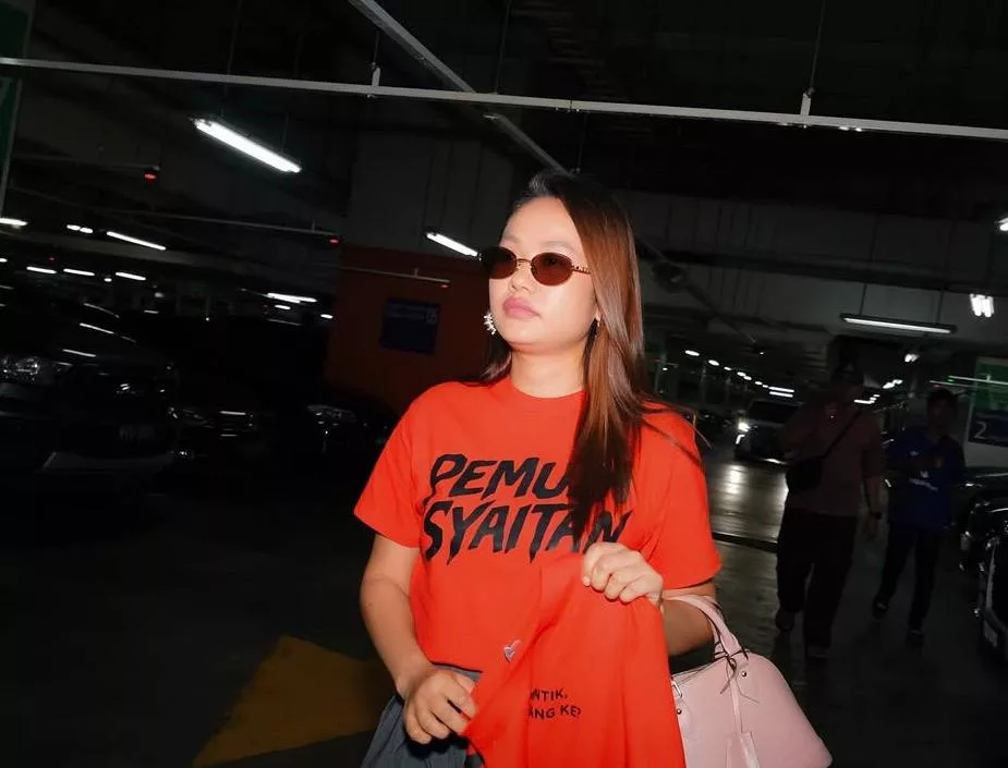 Liyana Jasmay Hanya Mahu Perkenal Tajuk Baharu Filem, Baju ‘Pemuja Syaitan’ Tiada Unsur Negatif - “Kiranya Marketing Kita Menjadi.”