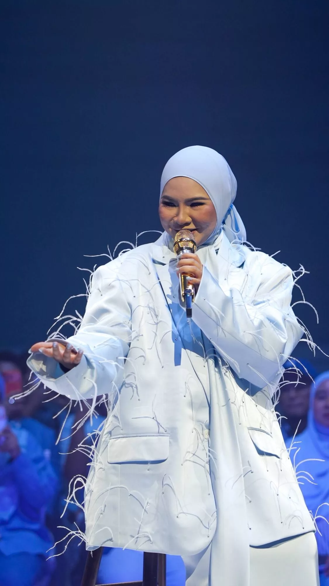 Aina Abdul Terbuka, MV ‘Kelip-Kelip’ Kembali Viral Hingga Ada Yang Puji & Dikritik - “Cakaplah Apa Anda Nak Cakap Sekali Pun, Saya Bangga….” 2 Aina Abdul Terbuka, MV ‘Kelip-Kelip’ Kembali Viral Hingga Ada Yang Puji & Dikritik - “Cakaplah Apa Anda Nak Cakap Sekali Pun, Saya Bangga….”