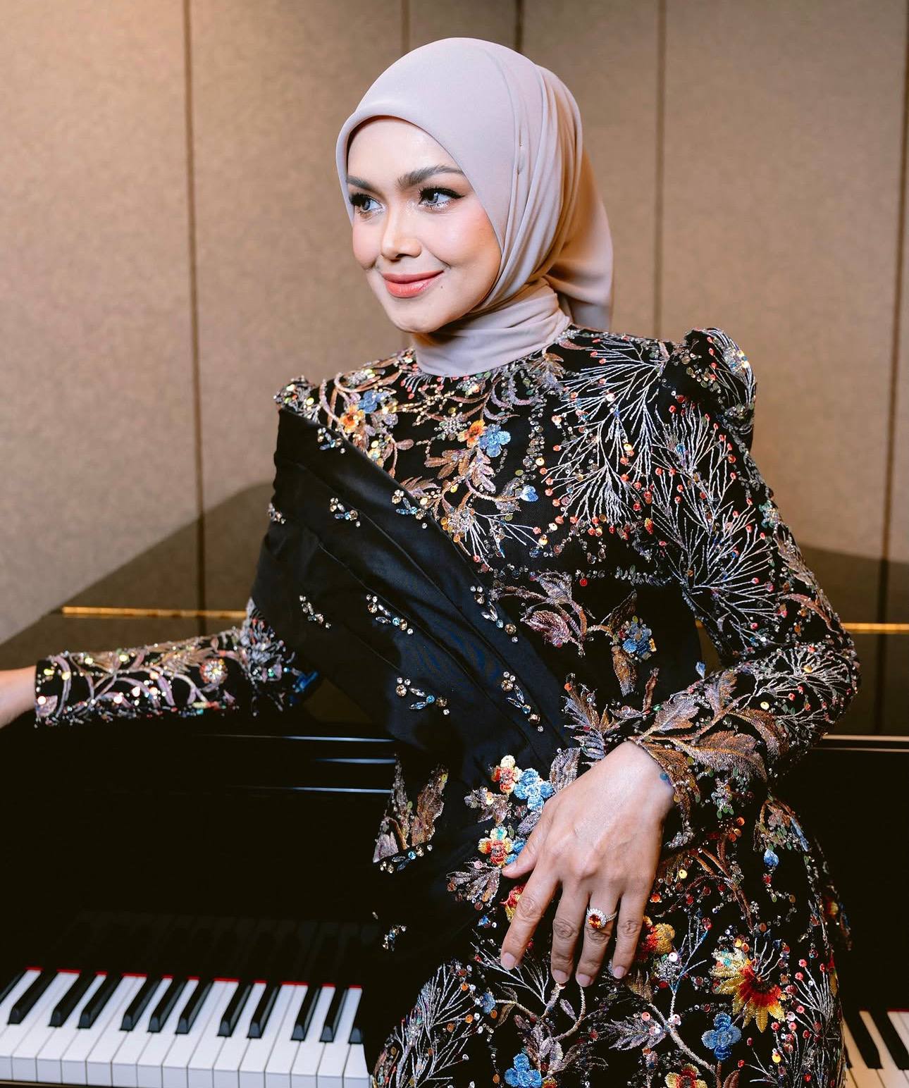 “Suami Dan Saya Ambil Kata Sepakat Untuk Tarik Diri,” - Siti Nurhaliza 5 “Suami Dan Saya Ambil Kata Sepakat Untuk Tarik Diri,” - Siti Nurhaliza