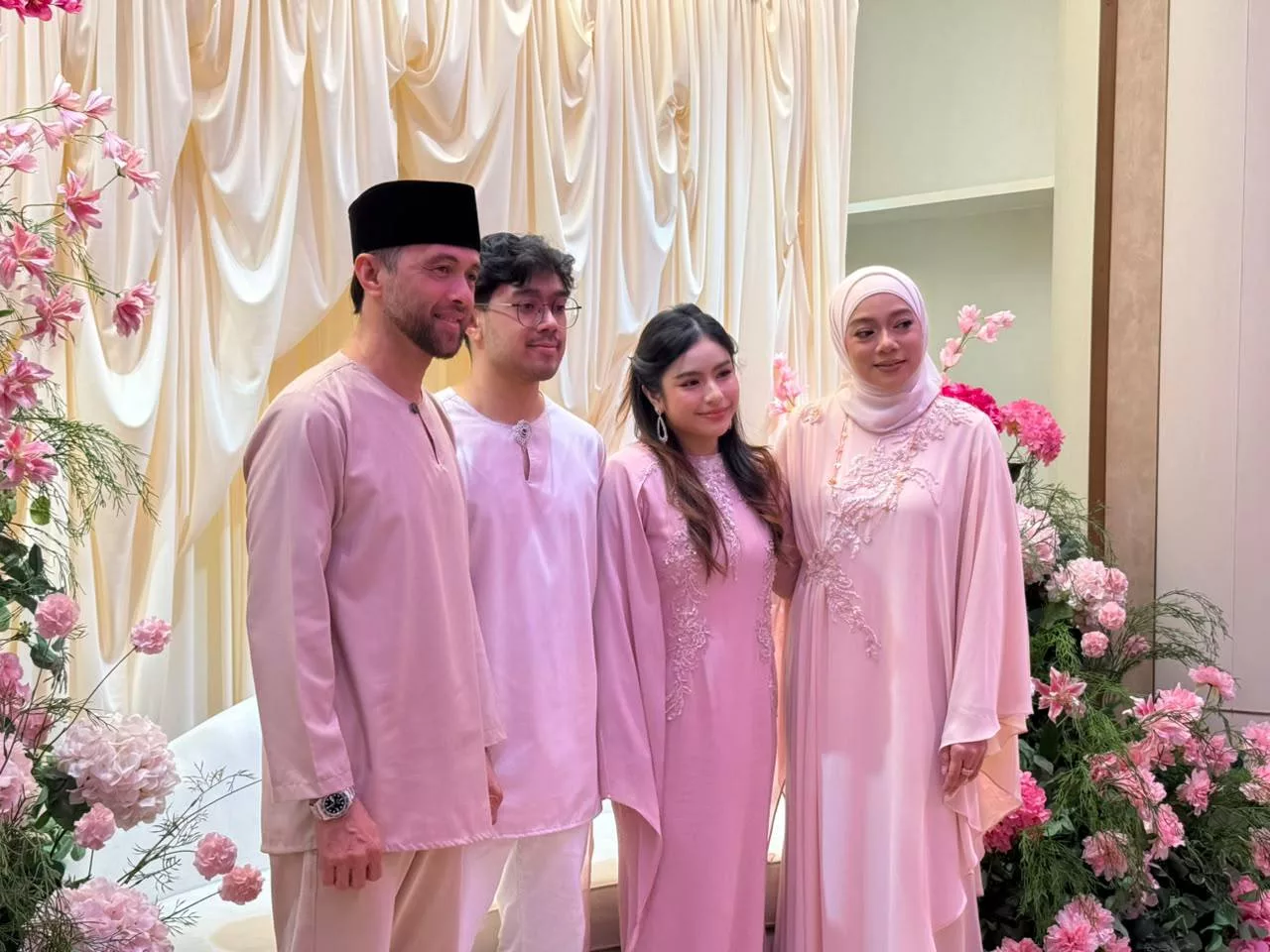 Linda Rafar Sebak Bila Anak Sulung Luah Hasrat Nak Berkahwin, Syukur Dipertemu Bakal Isteri Penyayang - “Bukan Saya Saja Menangis, Adik-Adiknya Pun Sama.” 5 Linda Rafar Sebak Bila Anak Sulung Luah Hasrat Nak Berkahwin, Syukur Dipertemu Bakal Isteri Penyayang - “Bukan Saya Saja Menangis, Adik-Adiknya Pun Sama.”