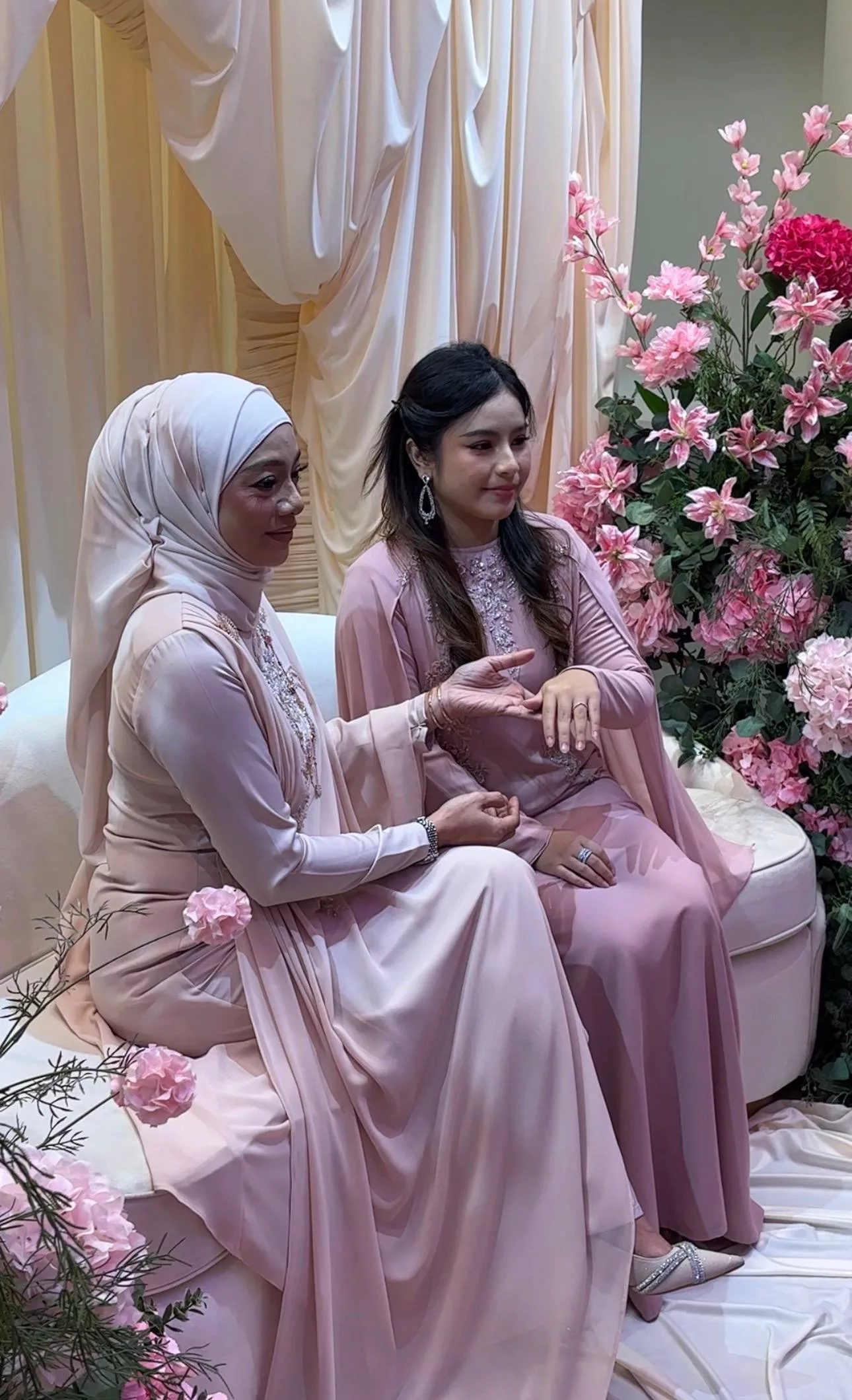 Linda Rafar Sebak Bila Anak Sulung Luah Hasrat Nak Berkahwin, Syukur Dipertemu Bakal Isteri Penyayang - “Bukan Saya Saja Menangis, Adik-Adiknya Pun Sama.” 3 Linda Rafar Sebak Bila Anak Sulung Luah Hasrat Nak Berkahwin, Syukur Dipertemu Bakal Isteri Penyayang - “Bukan Saya Saja Menangis, Adik-Adiknya Pun Sama.”