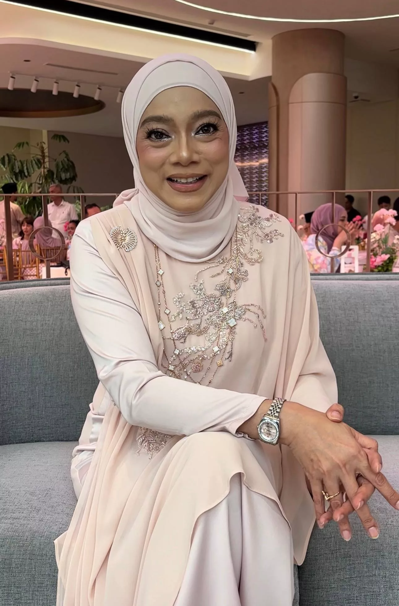 Linda Rafar Sebak Bila Anak Sulung Luah Hasrat Nak Berkahwin, Syukur Dipertemu Bakal Isteri Penyayang - “Bukan Saya Saja Menangis, Adik-Adiknya Pun Sama.” 2 Linda Rafar Sebak Bila Anak Sulung Luah Hasrat Nak Berkahwin, Syukur Dipertemu Bakal Isteri Penyayang - “Bukan Saya Saja Menangis, Adik-Adiknya Pun Sama.”