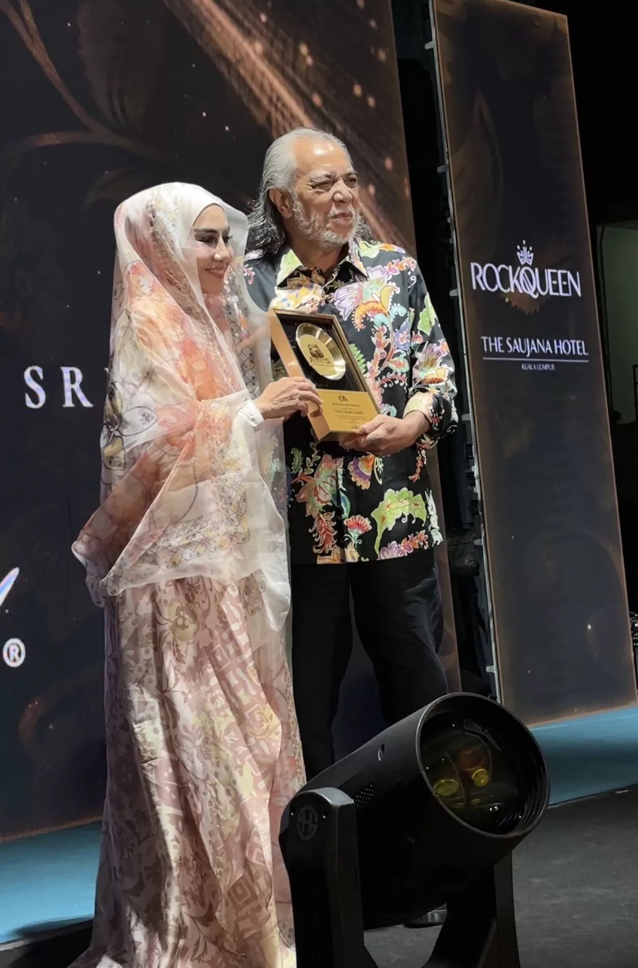“Saya Serahkan Segalanya Kepada Tuhan. Pada Saya, Rezeki Sebagai Manusia, Tak Pernah Salah Alamat,” - Ella 3 “Saya Serahkan Segalanya Kepada Tuhan. Pada Saya, Rezeki Sebagai Manusia, Tak Pernah Salah Alamat,” - Ella