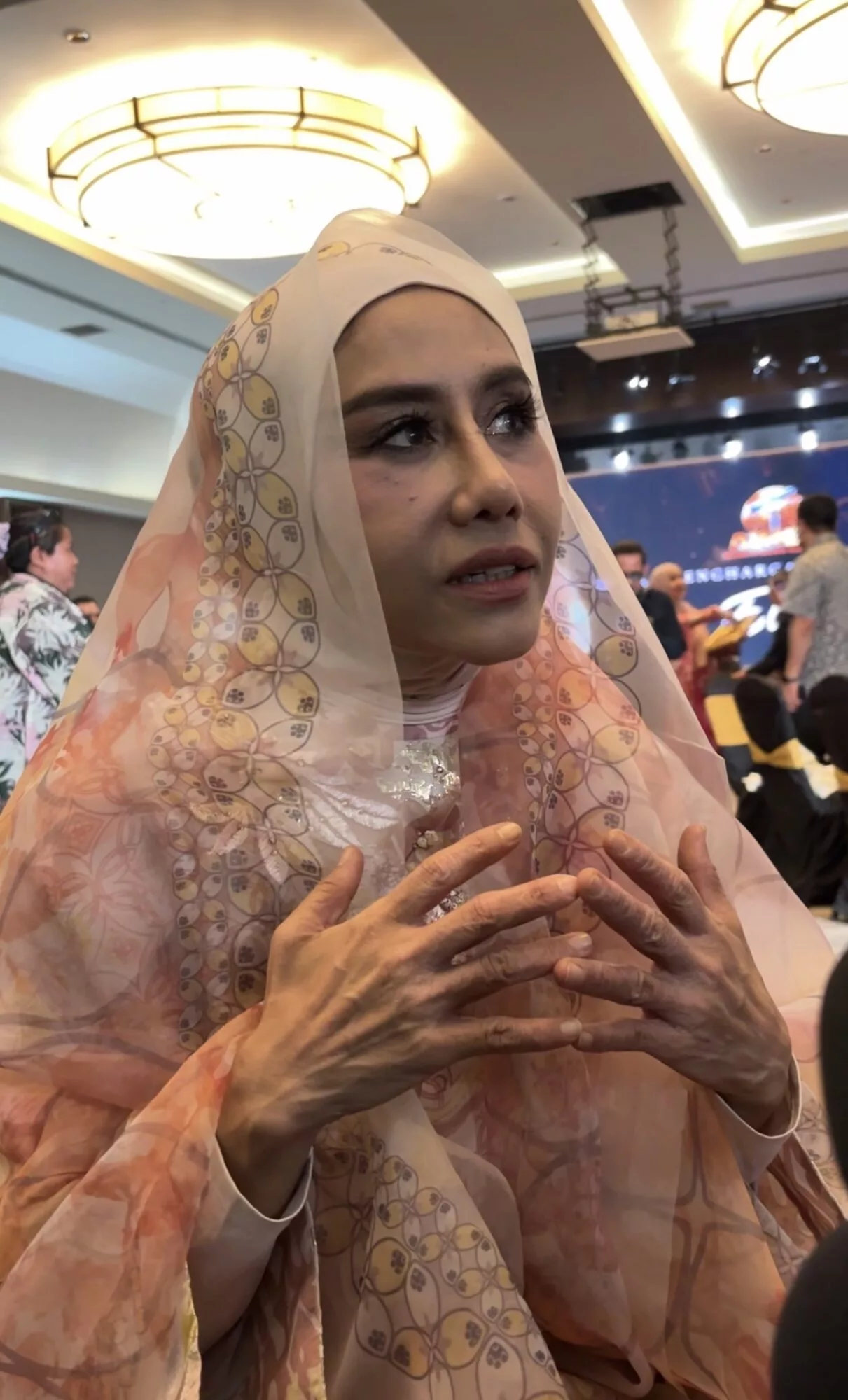 “Saya Serahkan Segalanya Kepada Tuhan. Pada Saya, Rezeki Sebagai Manusia, Tak Pernah Salah Alamat,” - Ella 2 “Saya Serahkan Segalanya Kepada Tuhan. Pada Saya, Rezeki Sebagai Manusia, Tak Pernah Salah Alamat,” - Ella