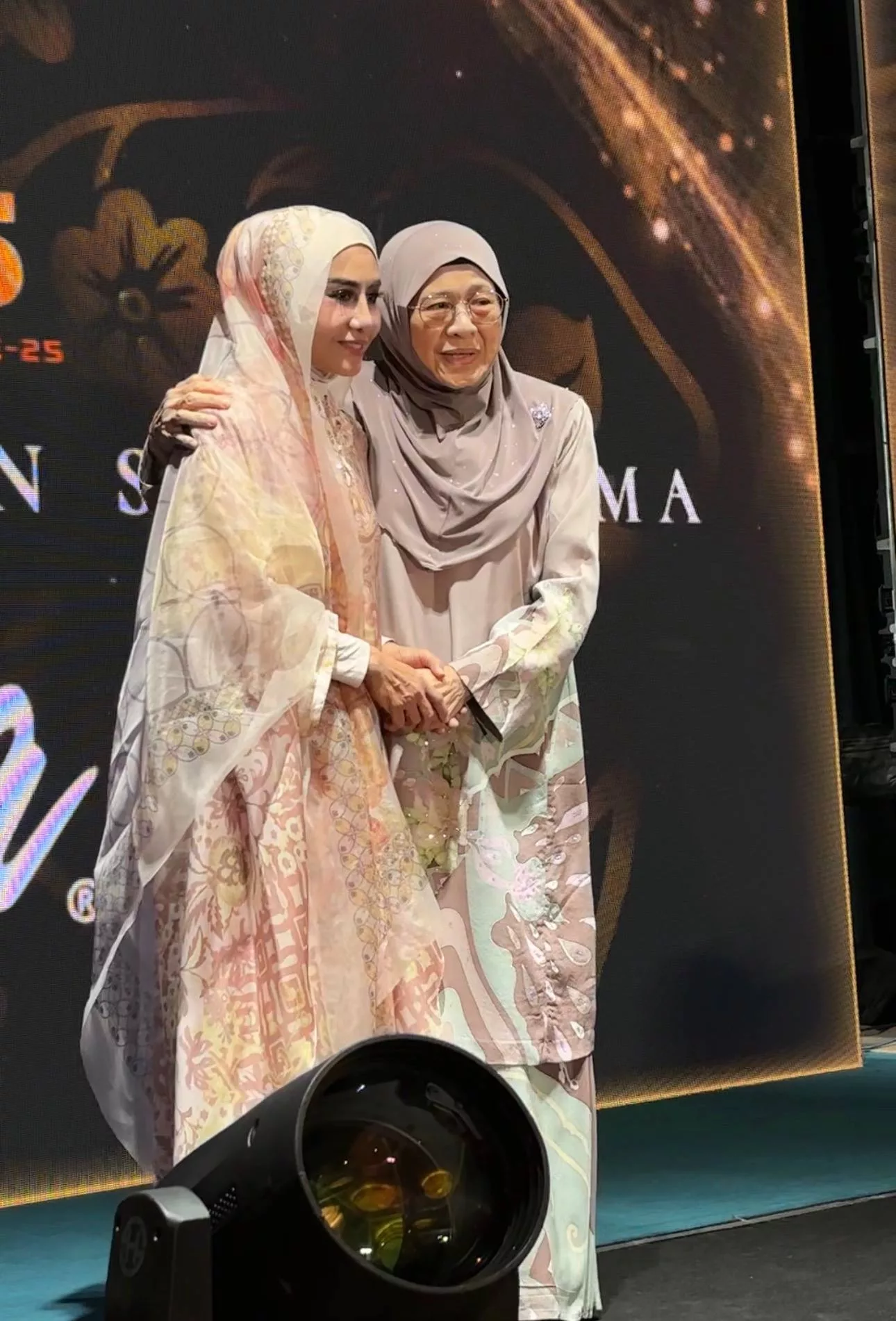 “Saya Serahkan Segalanya Kepada Tuhan. Pada Saya, Rezeki Sebagai Manusia, Tak Pernah Salah Alamat,” - Ella 6 “Saya Serahkan Segalanya Kepada Tuhan. Pada Saya, Rezeki Sebagai Manusia, Tak Pernah Salah Alamat,” - Ella
