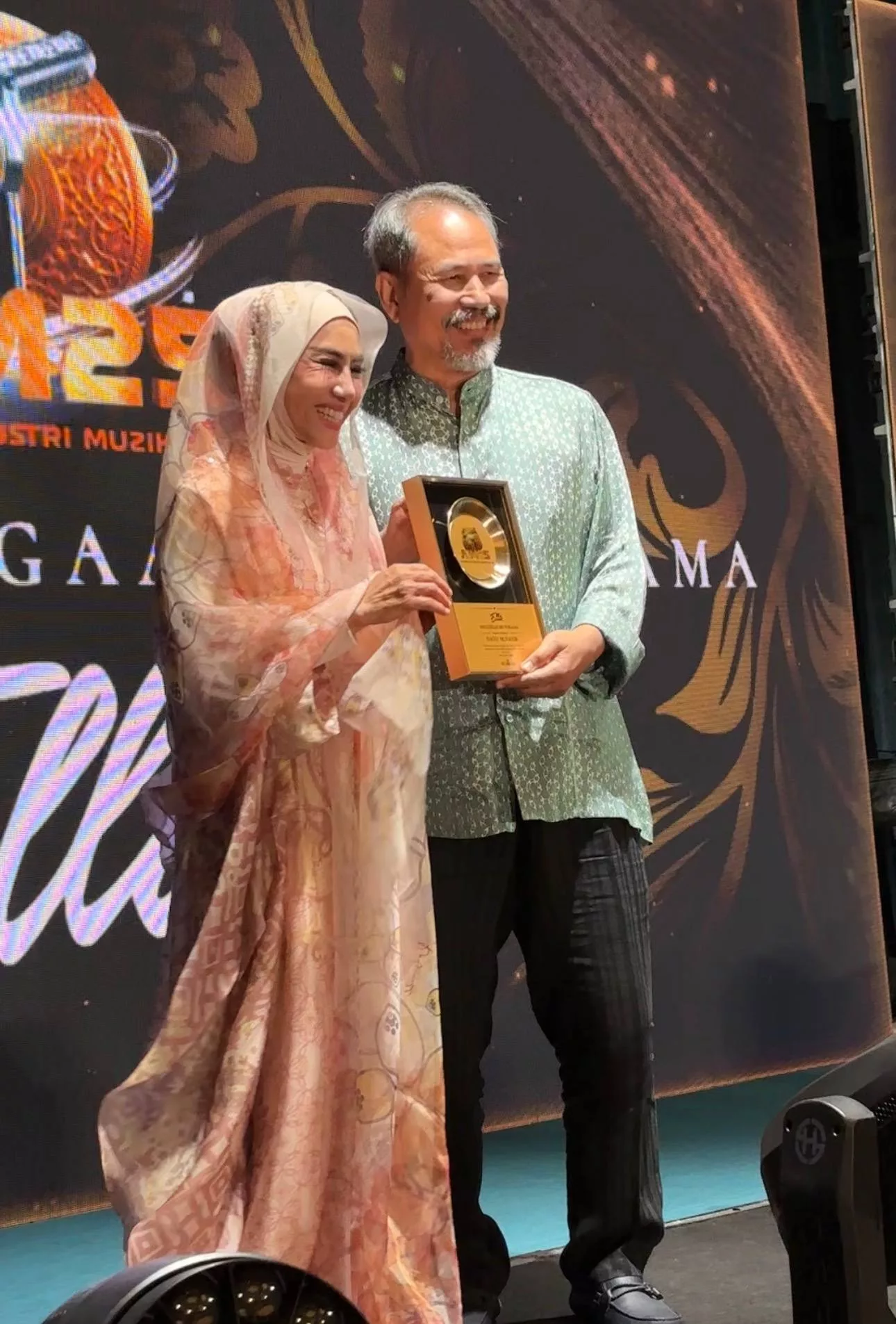 “Saya Serahkan Segalanya Kepada Tuhan. Pada Saya, Rezeki Sebagai Manusia, Tak Pernah Salah Alamat,” - Ella 5 “Saya Serahkan Segalanya Kepada Tuhan. Pada Saya, Rezeki Sebagai Manusia, Tak Pernah Salah Alamat,” - Ella