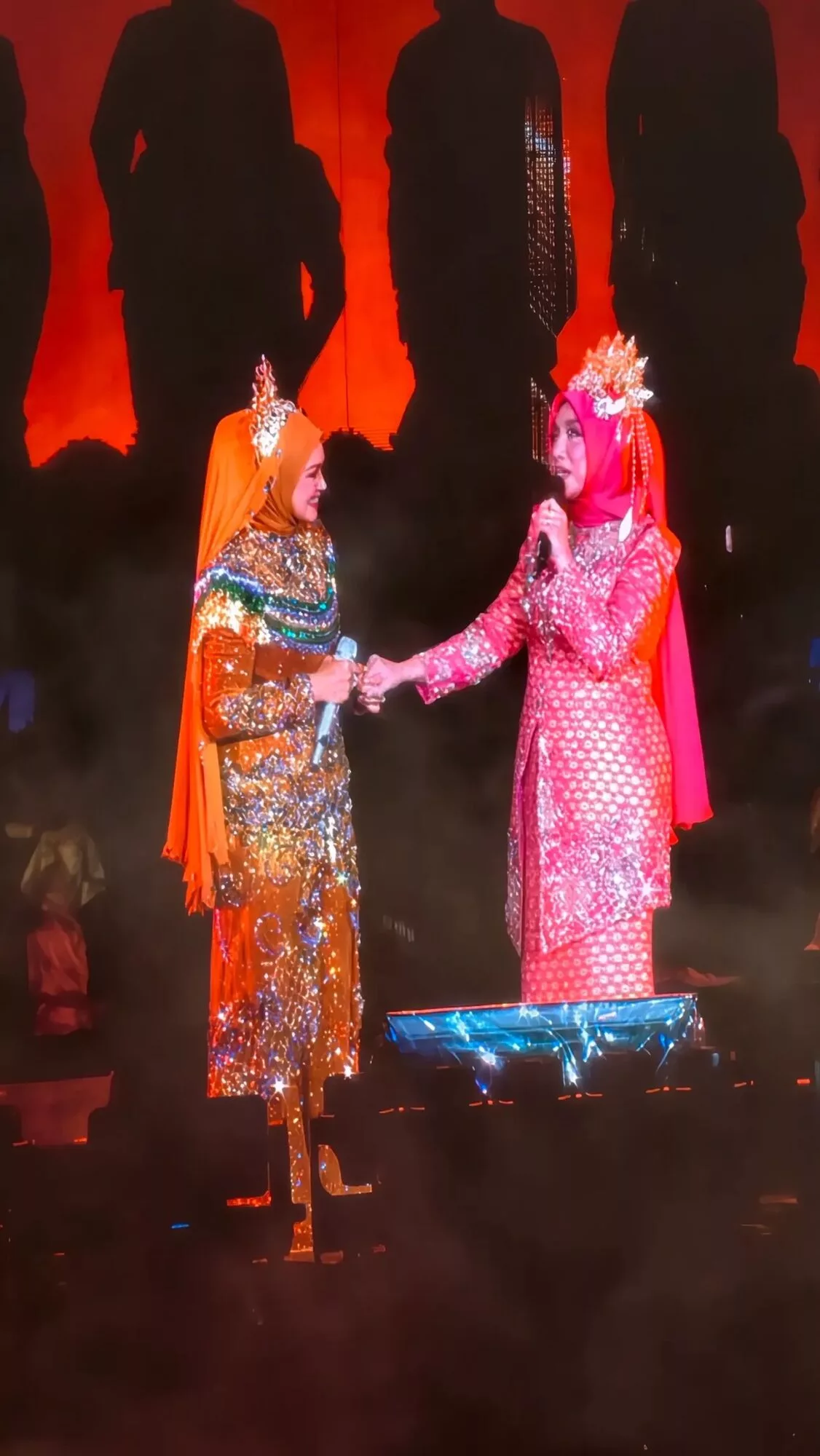 Siti Nurhaliza & Noraniza Idris Kembali Sepentas, Sempat Imbau Memori Atas Pentas Rebana Gergasi ‘SUKOM98’ - “Siti, Jangan Berhenti, Teruskan Legasi Irama Malaysia Kita.” 3 Siti Nurhaliza & Noraniza Idris Kembali Sepentas, Sempat Imbau Memori Atas Pentas Rebana Gergasi ‘SUKOM98’ - “Siti, Jangan Berhenti, Teruskan Legasi Irama Malaysia Kita.”